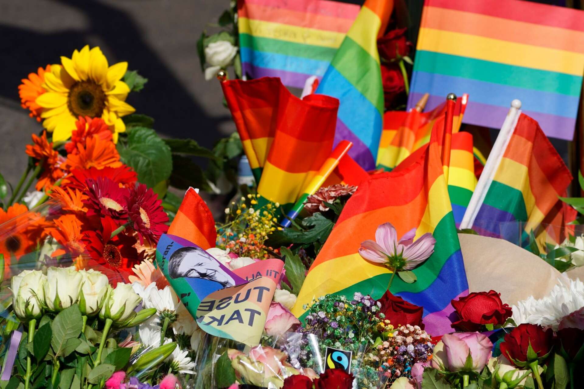 I Oslo har många människor lämnat blommor och pride-flaggor utanför London pub där attentatet skedde i natt.