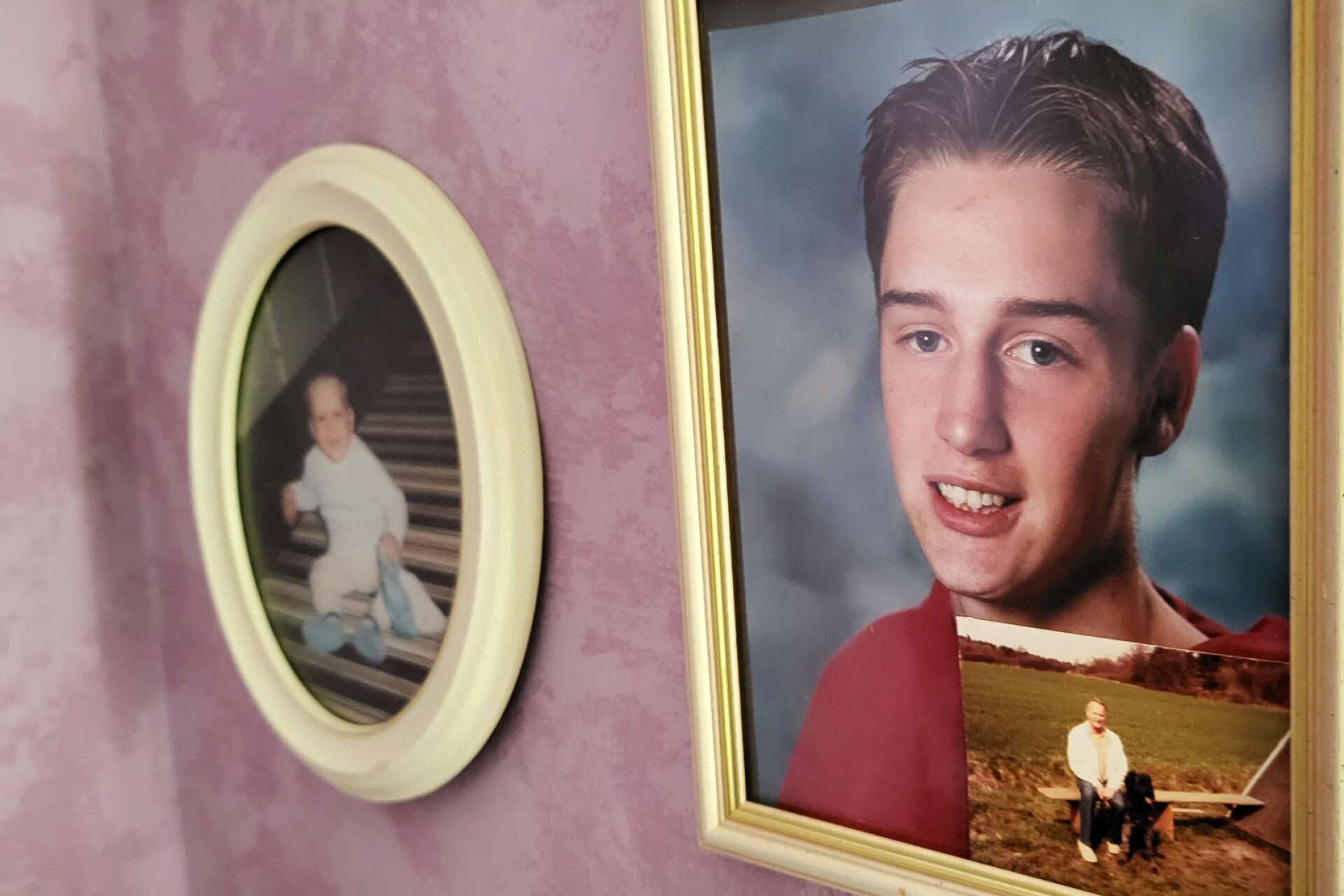 Runt om i Maud Janzons hem finns bilder på Jens. Här från när han var en liten gosse och ett skolfoto från nionde klass. 