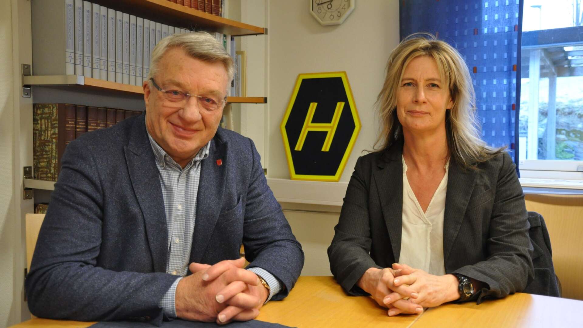 Stig Bertilsson (M) och Susanne Öhrn – Öhrn som i kommunvalet 2022 ställer upp för Moderaterna. I bakgrunden syns den skylt som symboliserade övergången till högertrafik 1967.