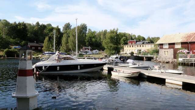 Gästhamnen i Gustavsfors välkomnar både båtägare och flanörer.