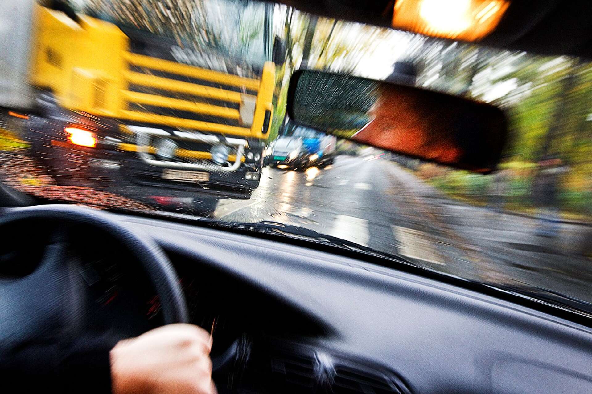 En trafikolycka med ett brott, t ex rattfylleri, som bakomliggande orsak är att jämställa med att bli utsatt för brott som regleras i brottsbalken, skriver Mats Sjöö och Lars Olov Sjöström.