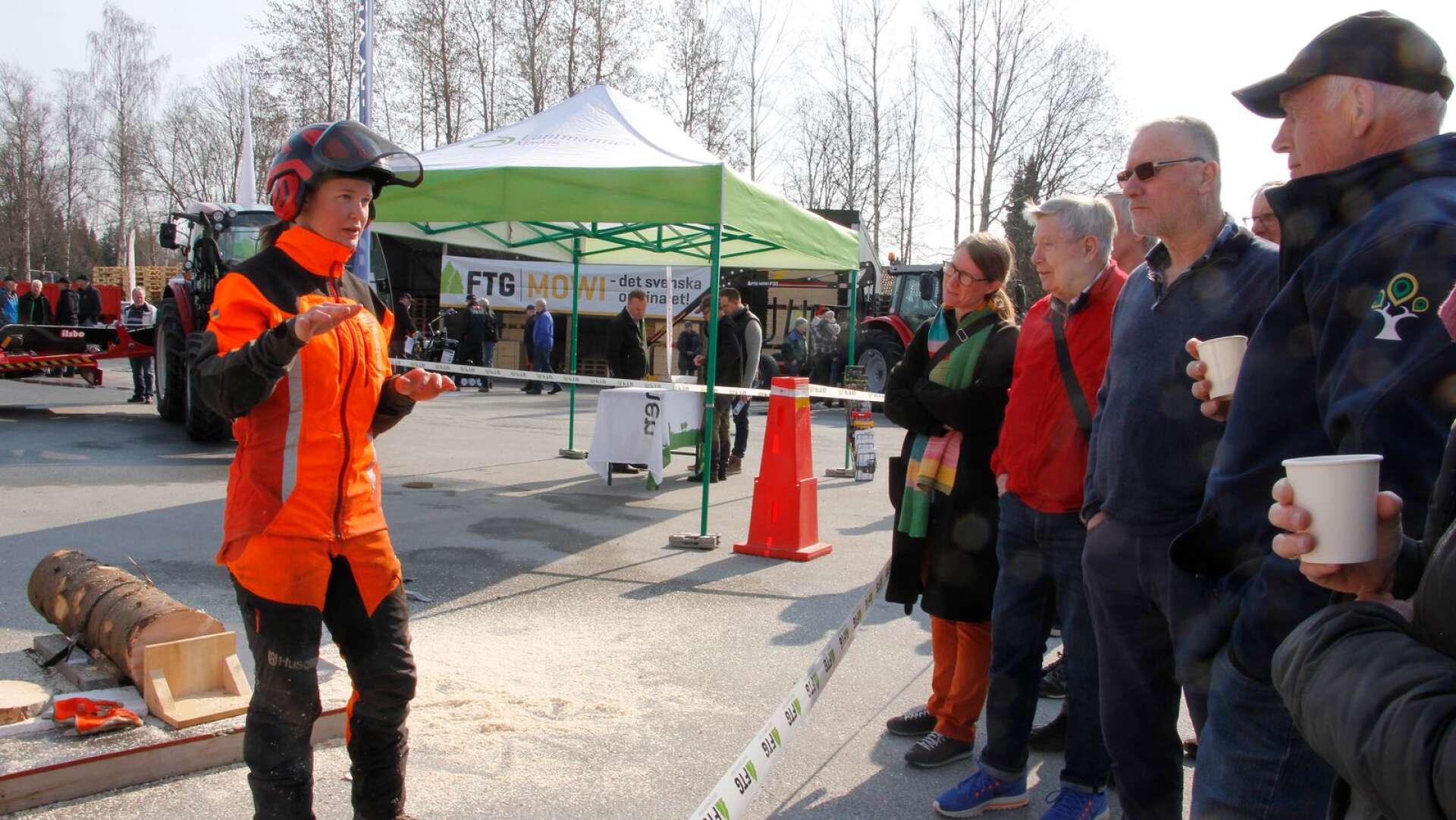 Linn Arvidsson, världsmästare i World Logging Championship 2018 berättar om hur det går till att tävla i precisionskörning med motorsåg för intresserade besökare.