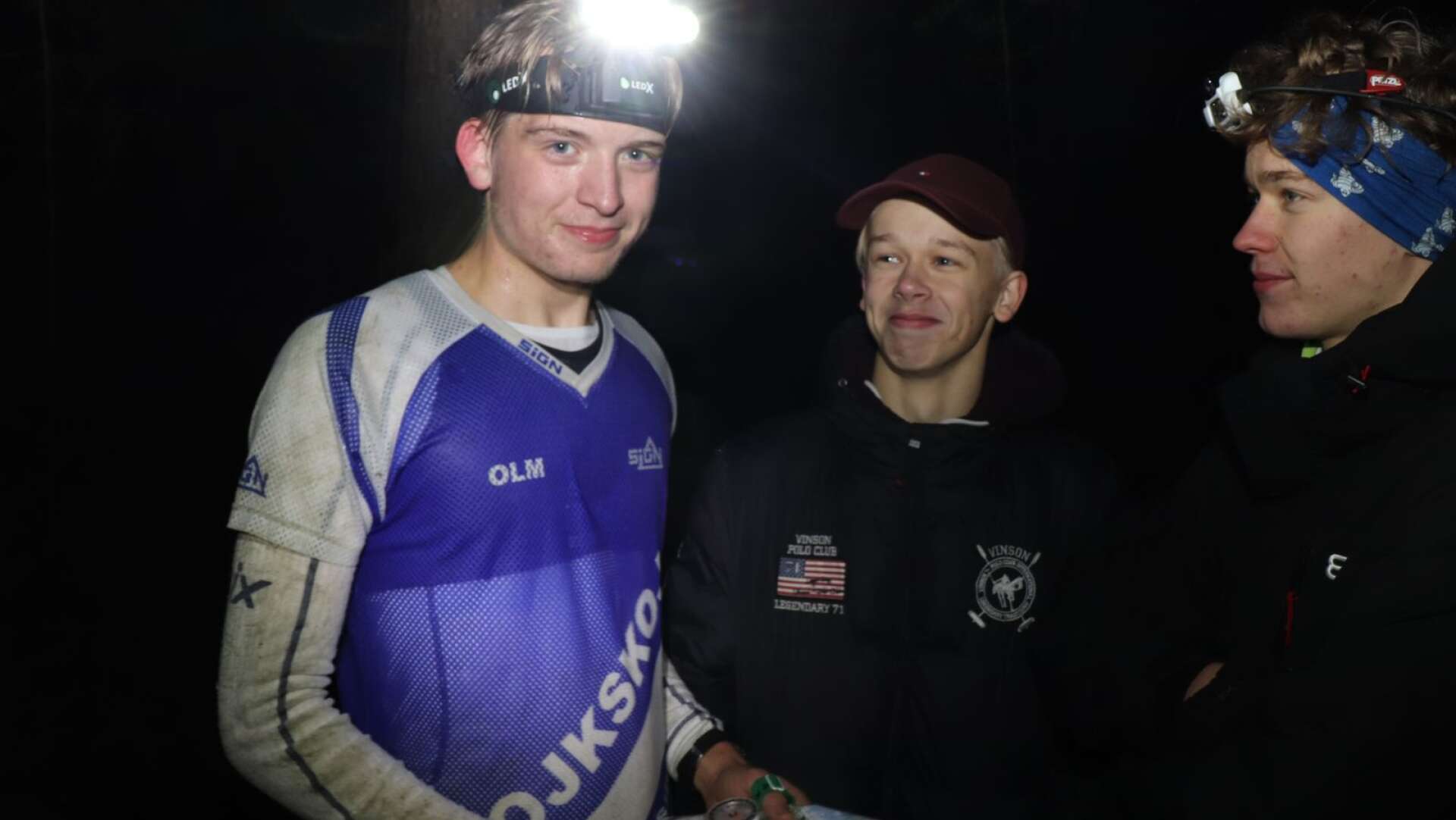 Lukas Olm från Kils OK vann Kylklampspremiären på Norra Sörmon. Här ses han med banläggarna Gustav Perman och Mattias Hane från arrangörsklubben OK Tyr.