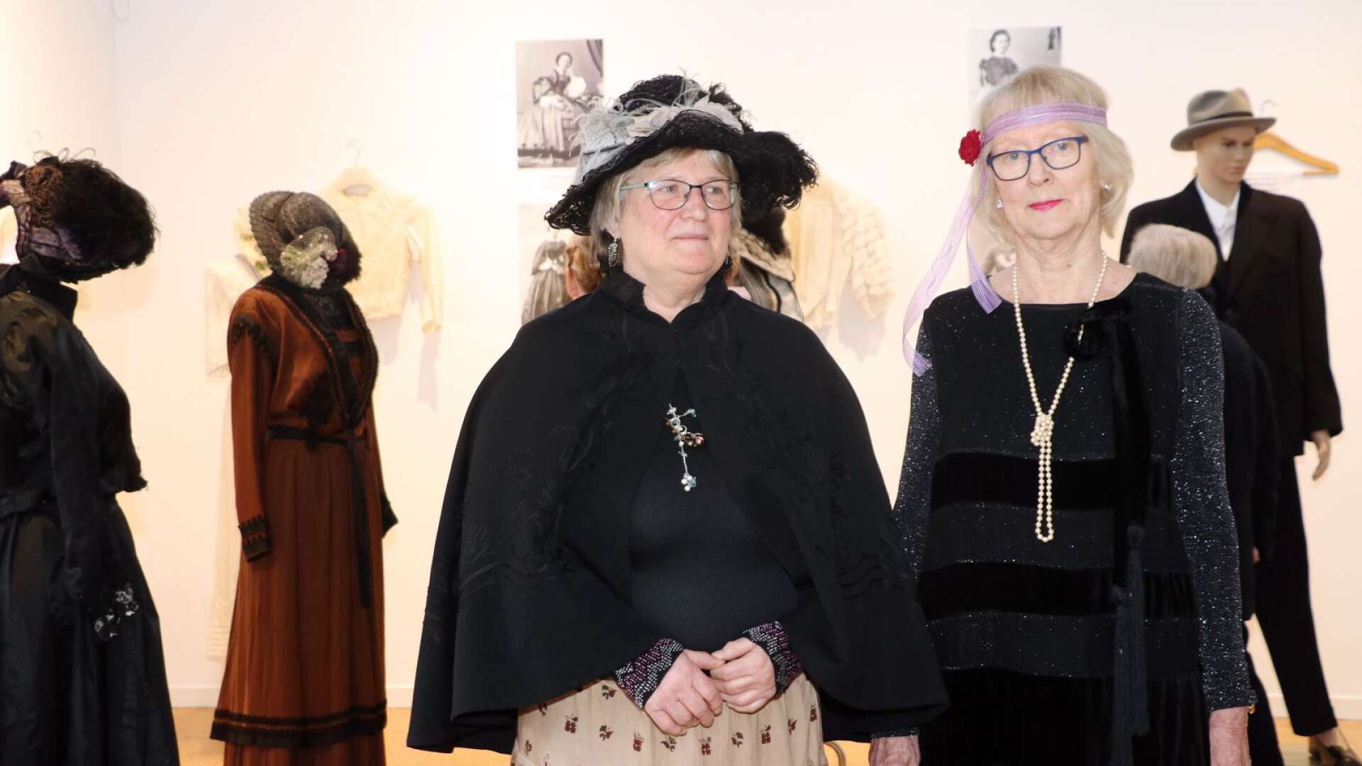 Ingela Skogh och Agneta Bürgemeister bar dagen till ära plagg hämtade ur museisamlingarna, en cape och en hatt respektive en 20-talsklänning.