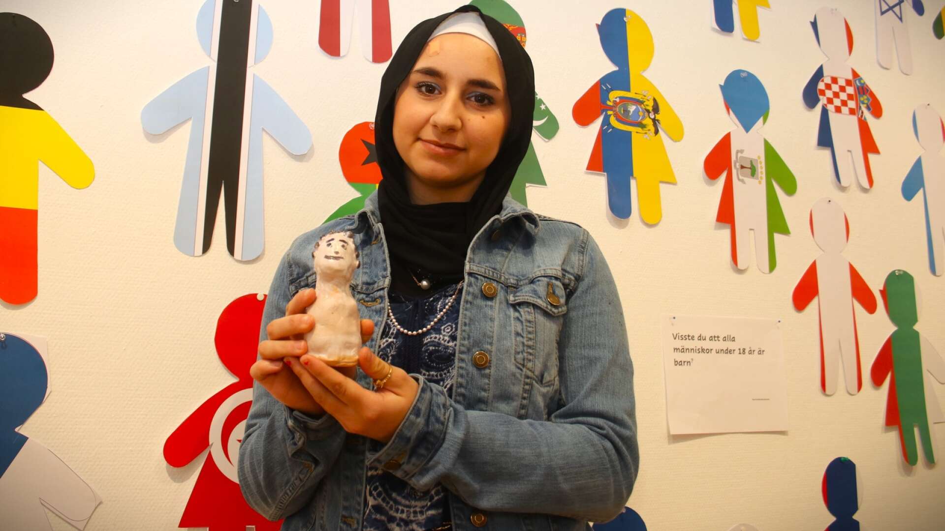 Sarah Bizra, som läser första året på programmet för administration, handel och varuhantering på Karlbergsgymnasiet, hade bland annat bidragit med den här lerfiguren till utställningen ”Hon står upp och är stolt”, säger hon om konstverket. 
