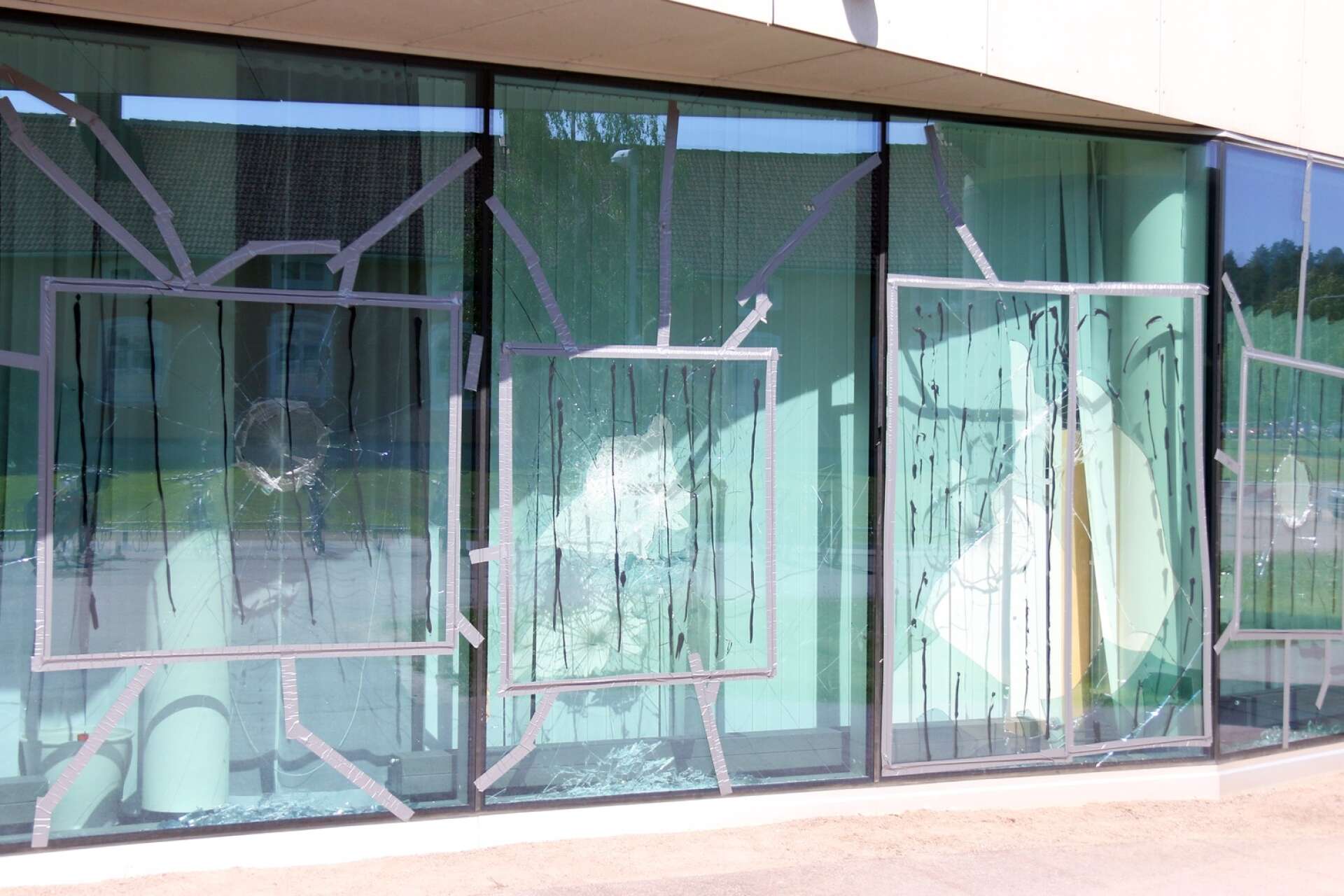 Elva rutor och två entrédörrar förstördes när en man tidigare i år gick loss på fasaden på Älvstranden bildningscentrum.