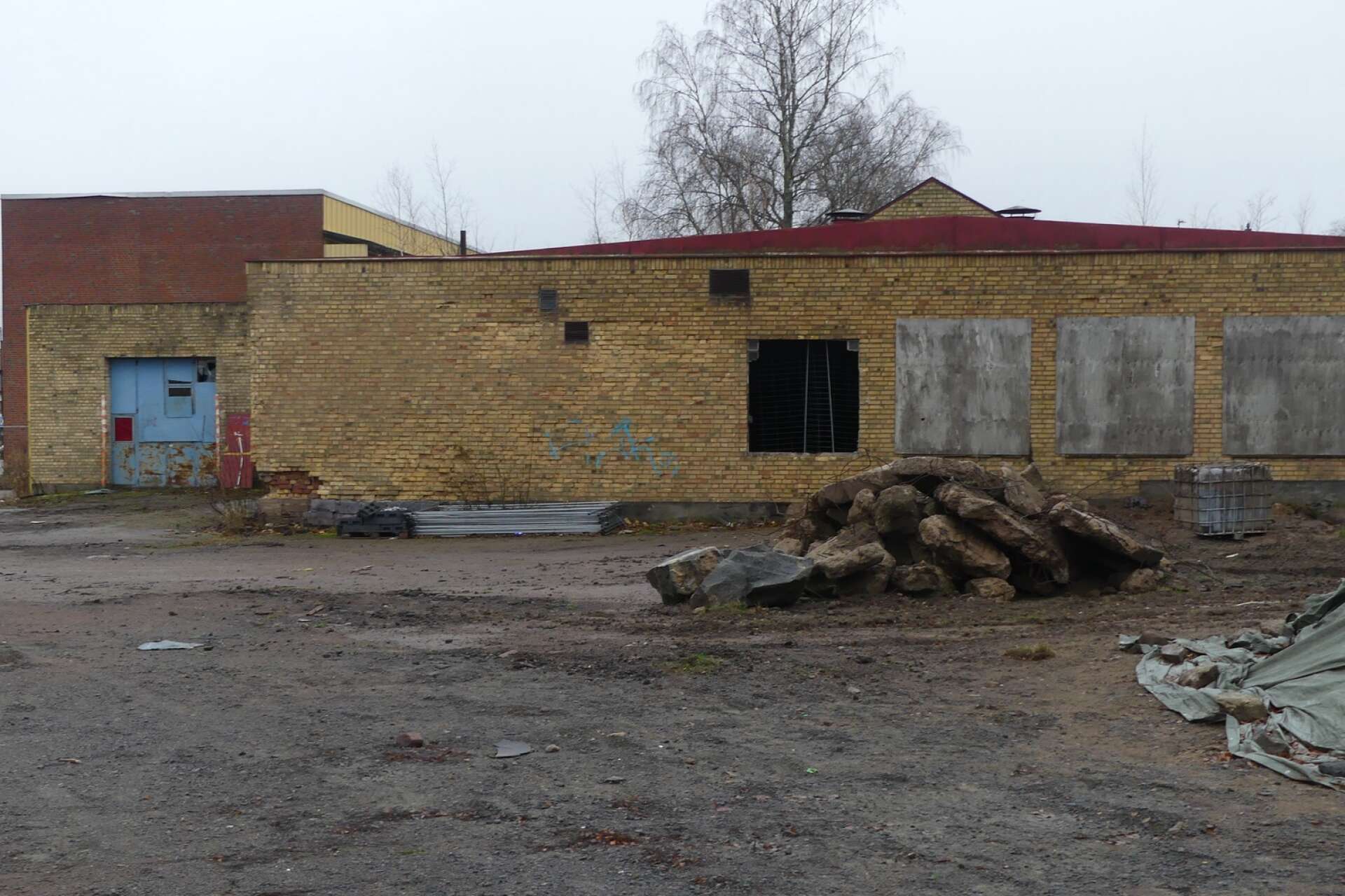 Nu har man fått rivningslov för den gamla verkstadsbyggnaden där Pekås nya butik ska byggas.