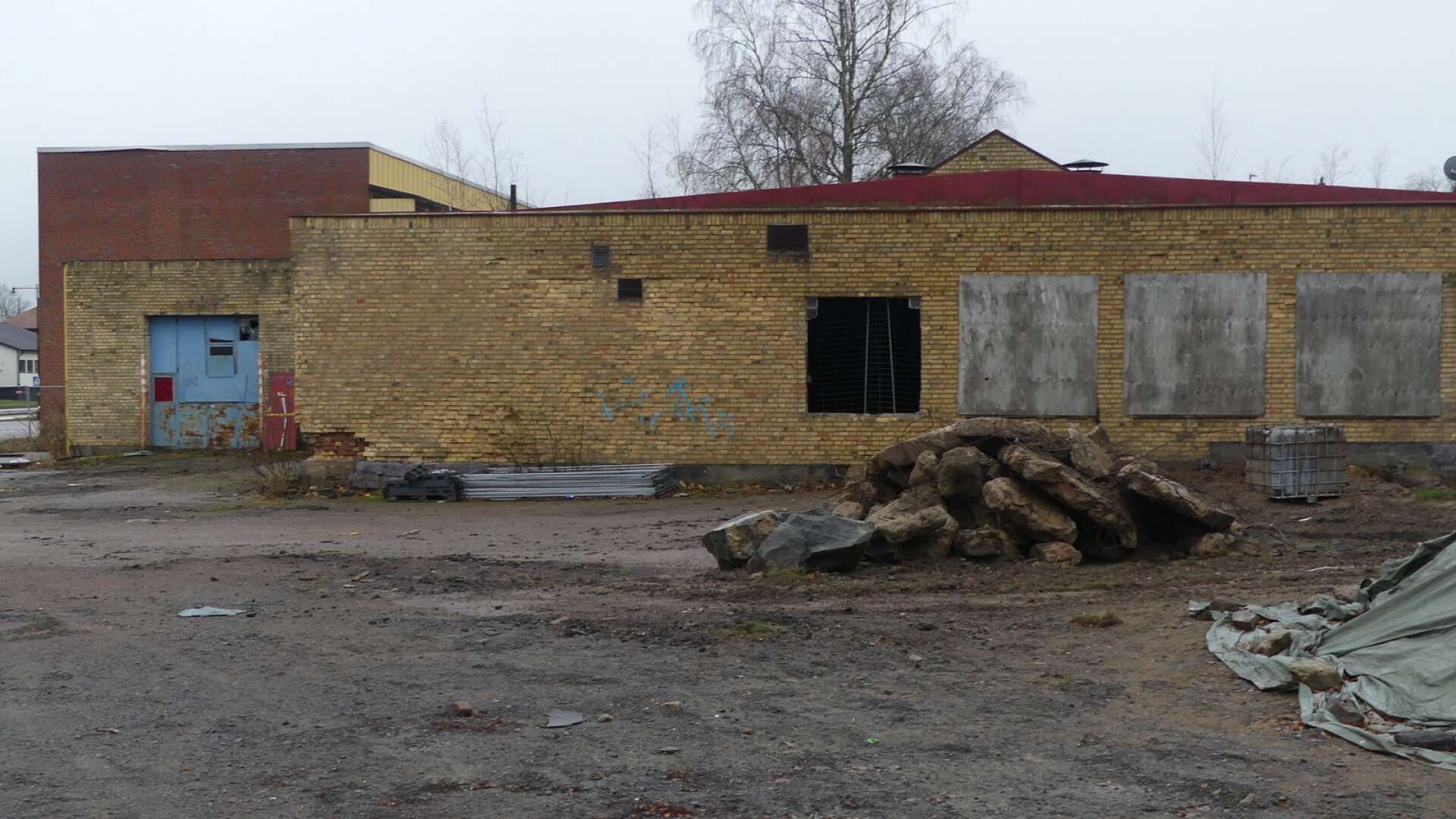Nu har man fått rivningslov för den gamla verkstadsbyggnaden där Pekås nya butik ska byggas.