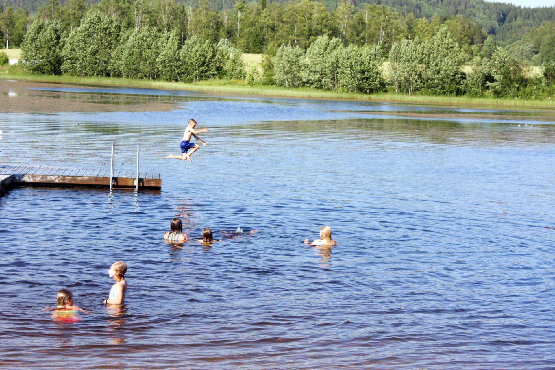 Det är liv och rörelse i vattnet vid Brattfors badplats. 