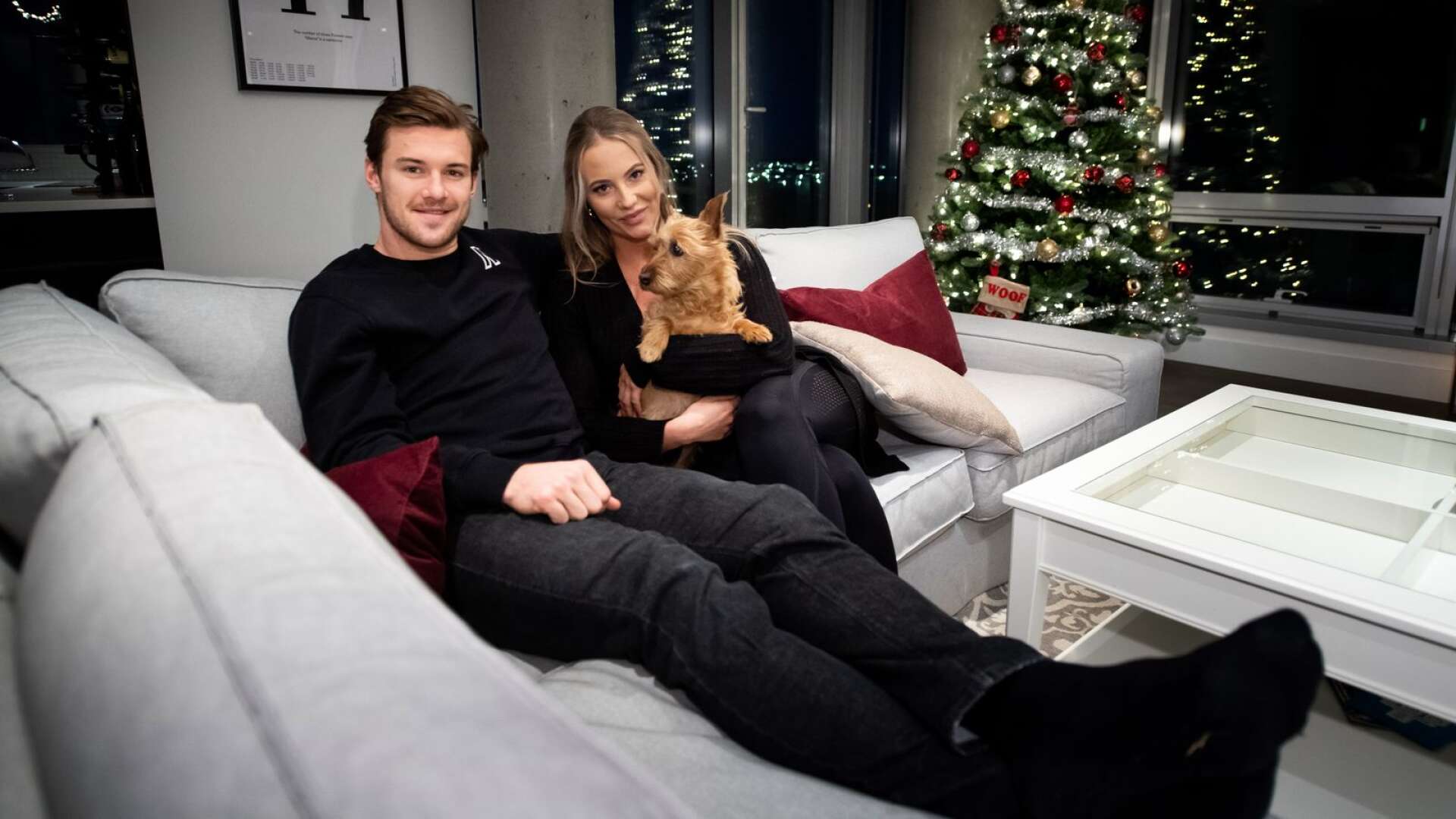 Oscar Klefbom, Maja Kåberg och hunden Mysan på plats i den nybyggda lägenheten i Edmonton.