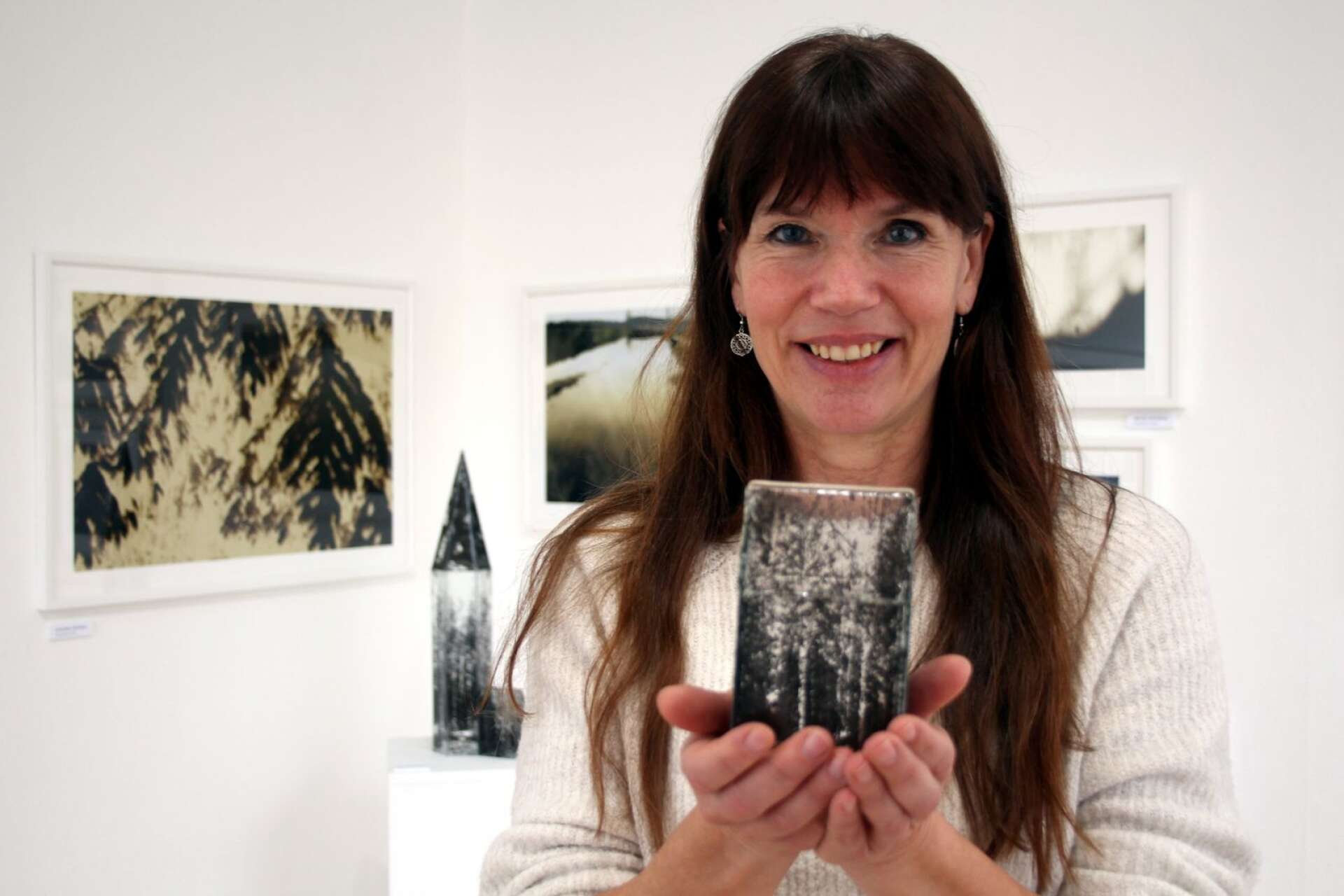 Annica Berglund ställer ut glasskulpturer och fotografier hos Konstfrämjandet.