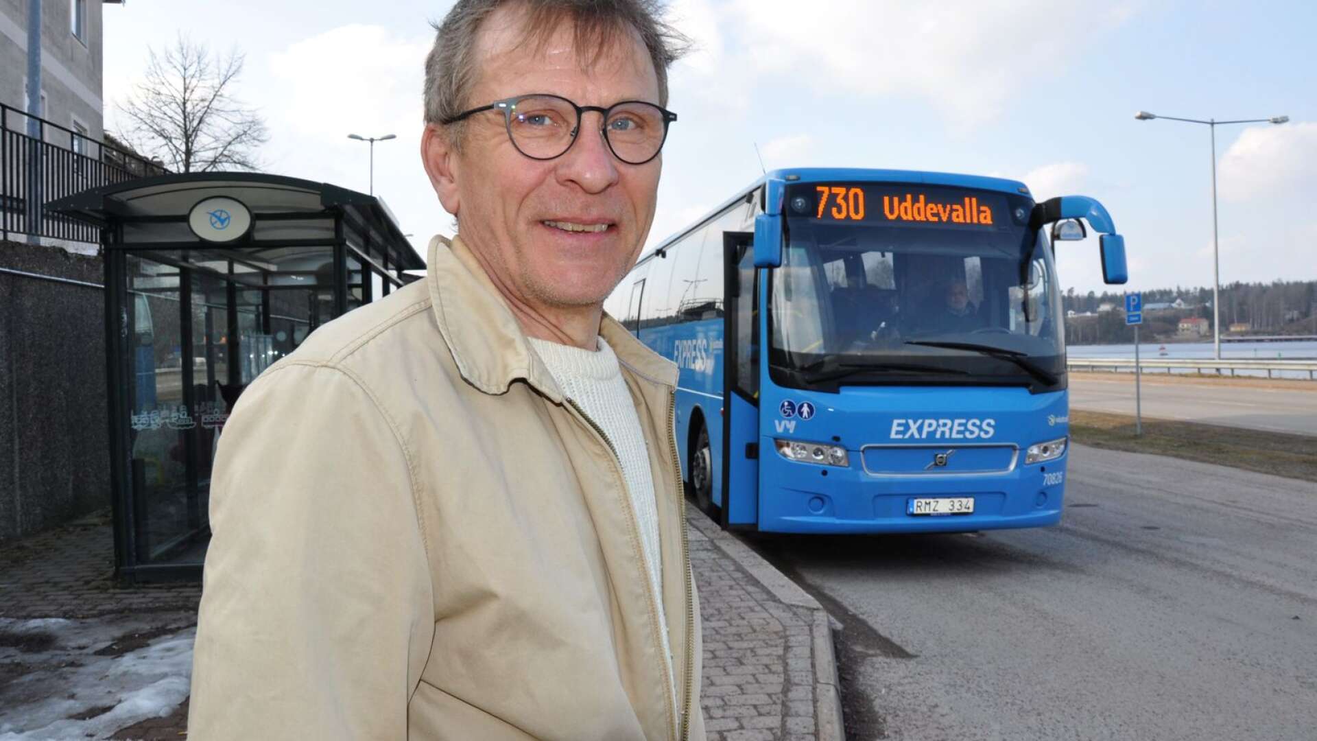 Tomas Torbjörnsson vid busstationen i Bengtsfors framför en buss som ska åka till Uddevalla.