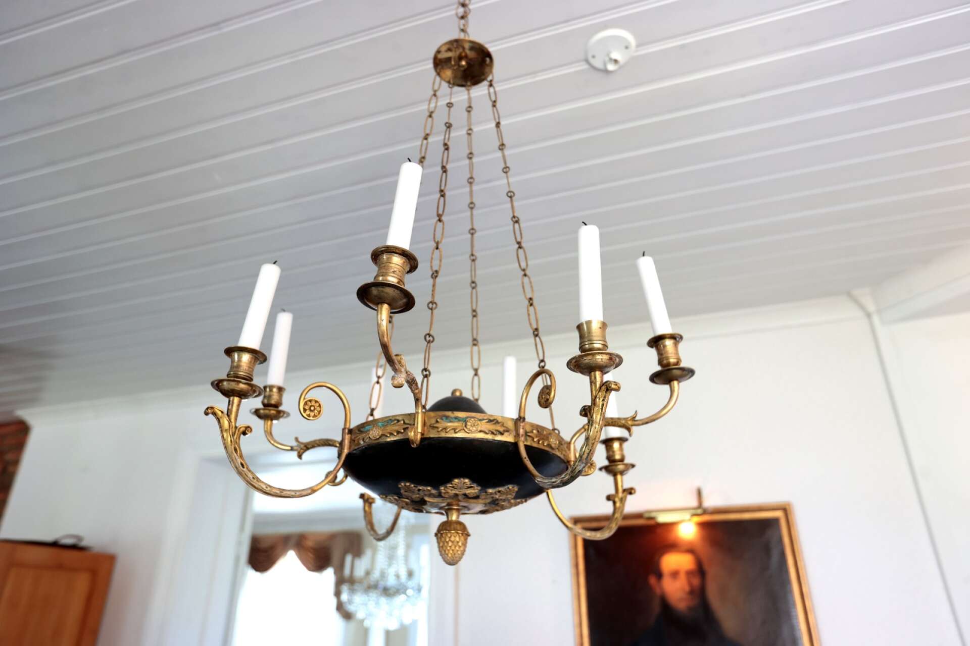 Lampan som köptes nedpackad visade sig vara äkta svensk empire från tidigt 1800-tal. Nu får den hänga över köksbordet. 