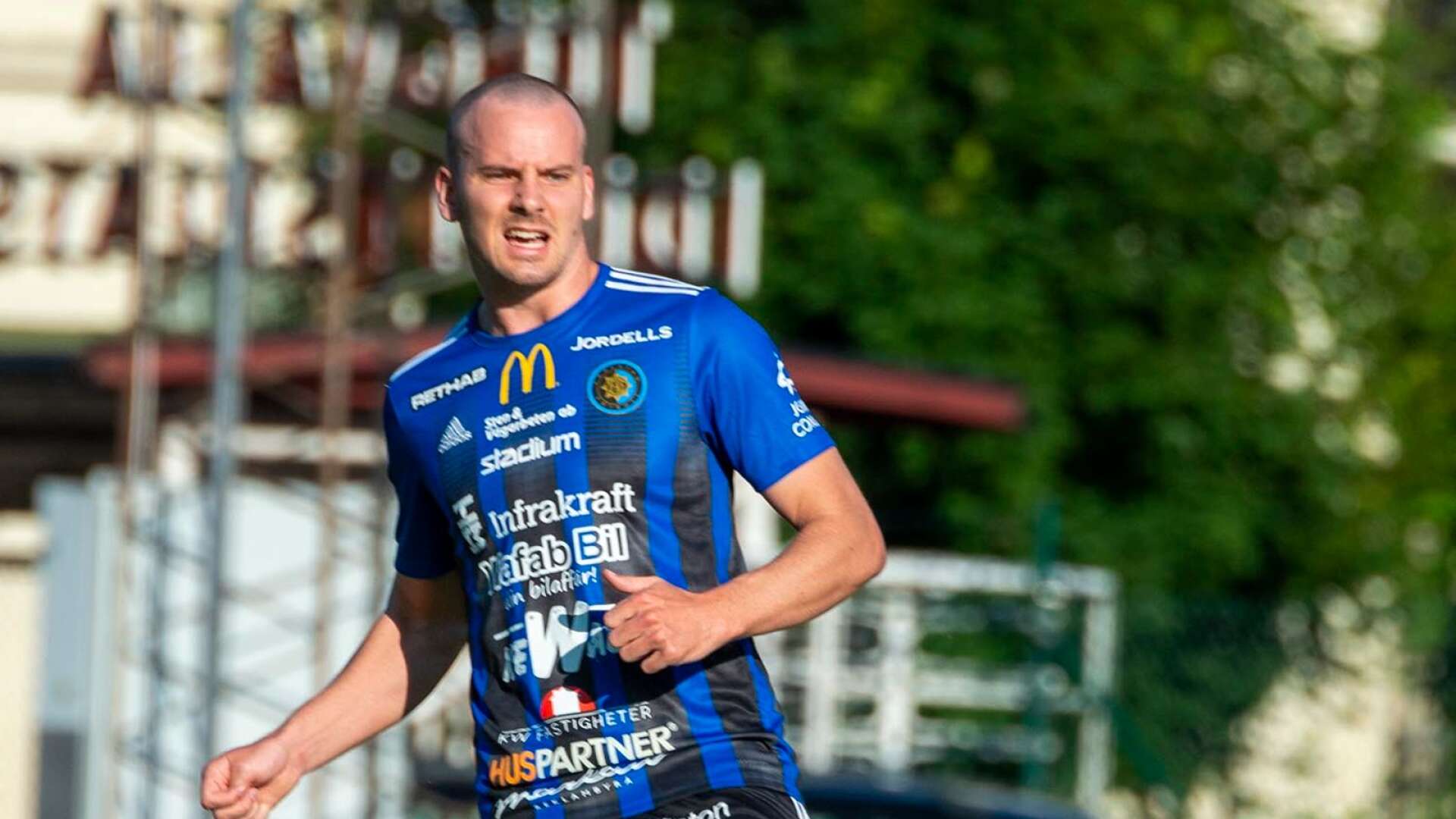 Sebastian Bellander stannar i Karlstad Fotboll. 