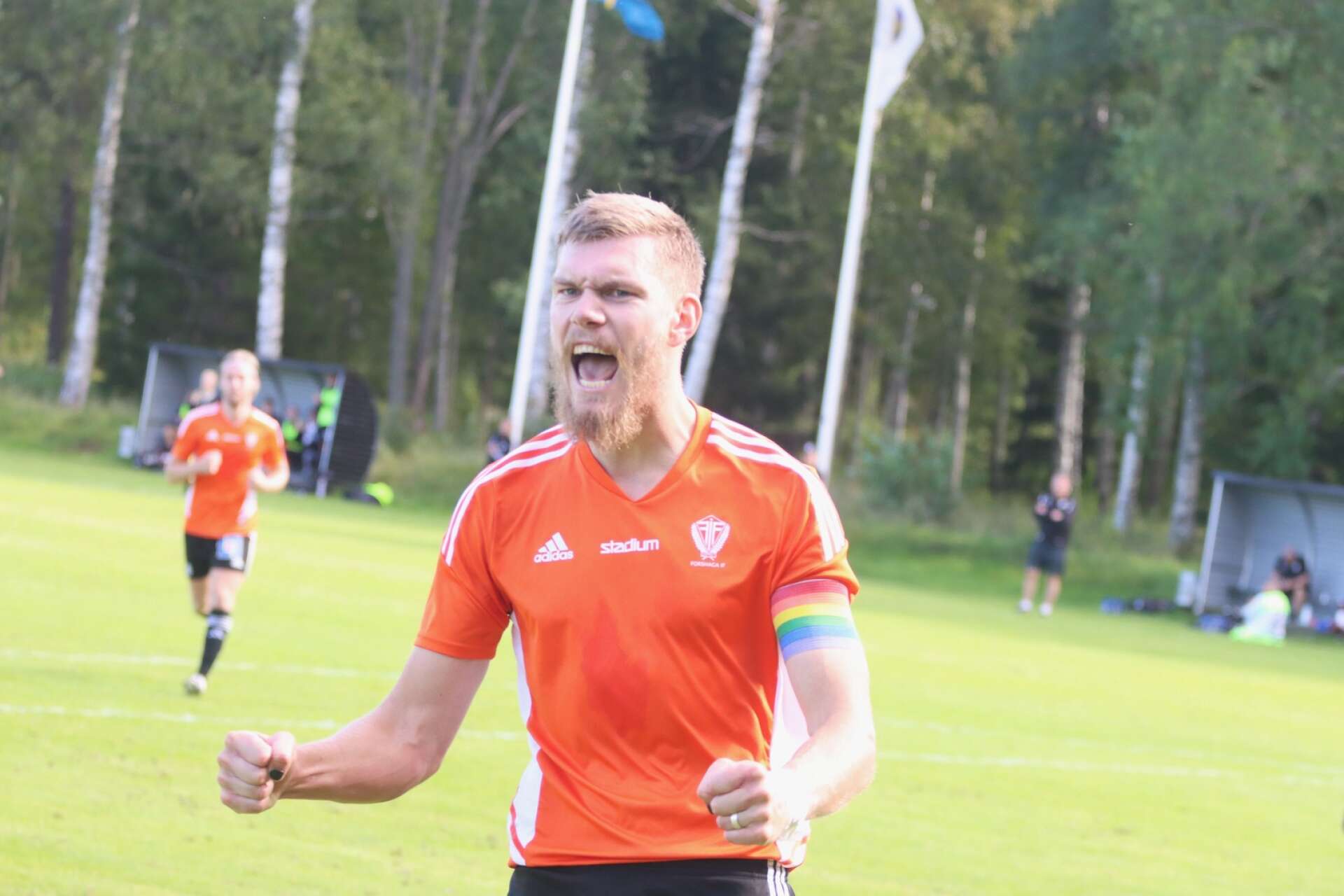 Niklas Bengtsson öser in mål i Forshaga.