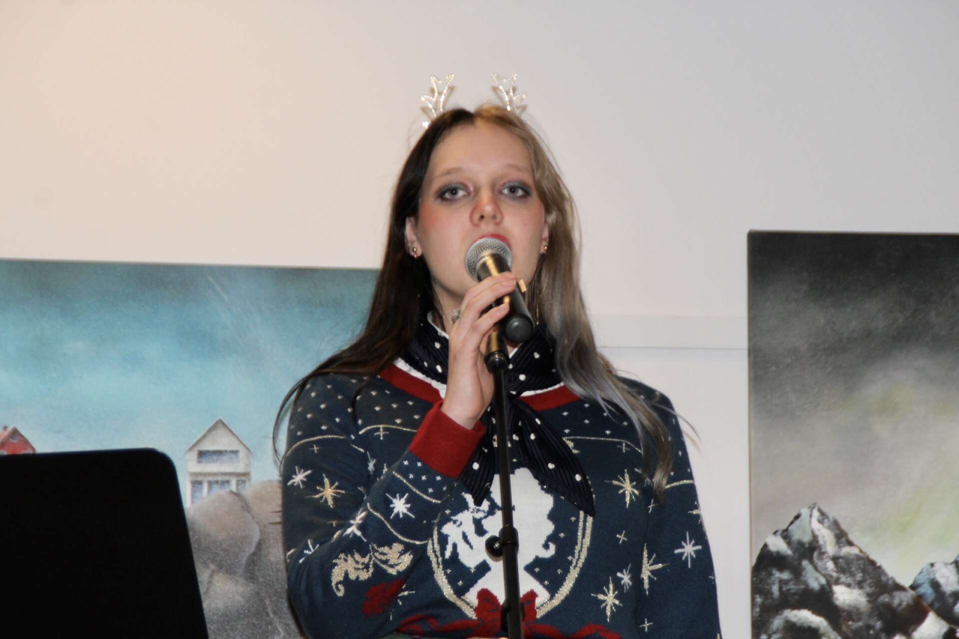 Alice Andersson bjöd på klämkäck solosång som fick hela salen att längta till klockan tre på julaftonseftermiddagen och Kalle Ankas julprogram på tv:n. 