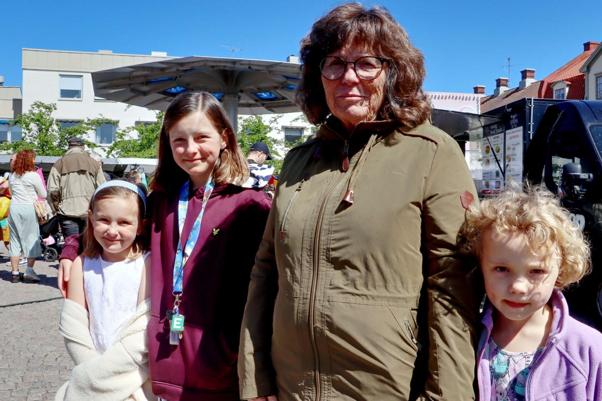 Mormor Maria Darolf med barnbarnen från vänster: Astrid, 6, Elsa, 9, och Siri, 5. 