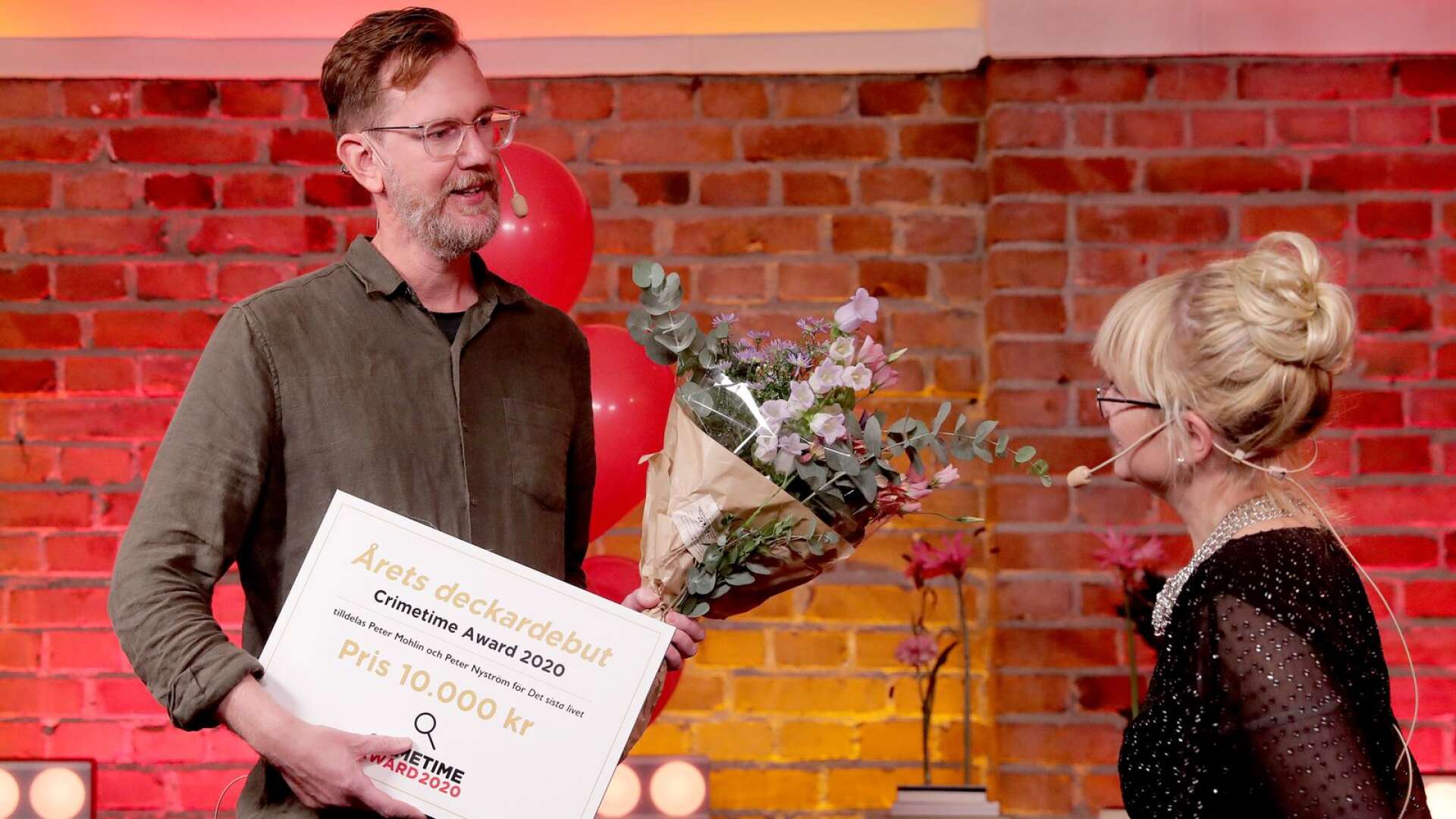 Peter Mohlin fanns på plats på Fotografiska i Stockholm och tog emot blommor och diplom av programledaren Josefine Sundström. Han fick representera hela deckarduon eftersom Peter Nyström är i Spanien.