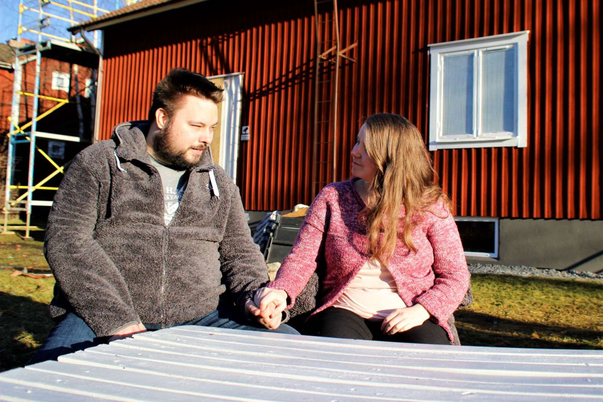 Daniel Gustafsson och Jomanda Sigfridsson bakom huset som brann. I dag stöttar de varandra och de pratar mycket om händelsen.