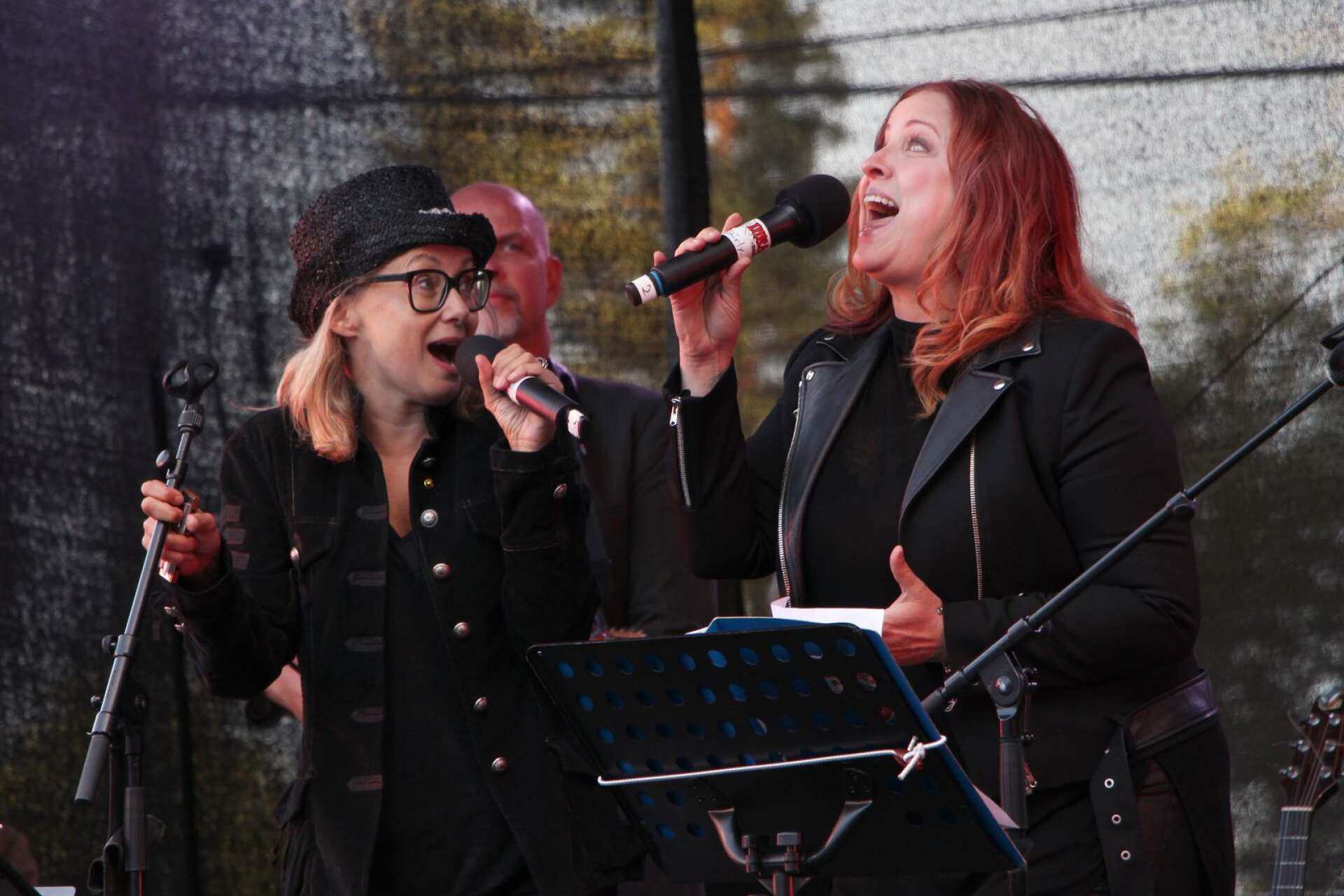 Louise Hoffsten tillsammans med Shirley Clamp under Packmopedsturnén 2017.
