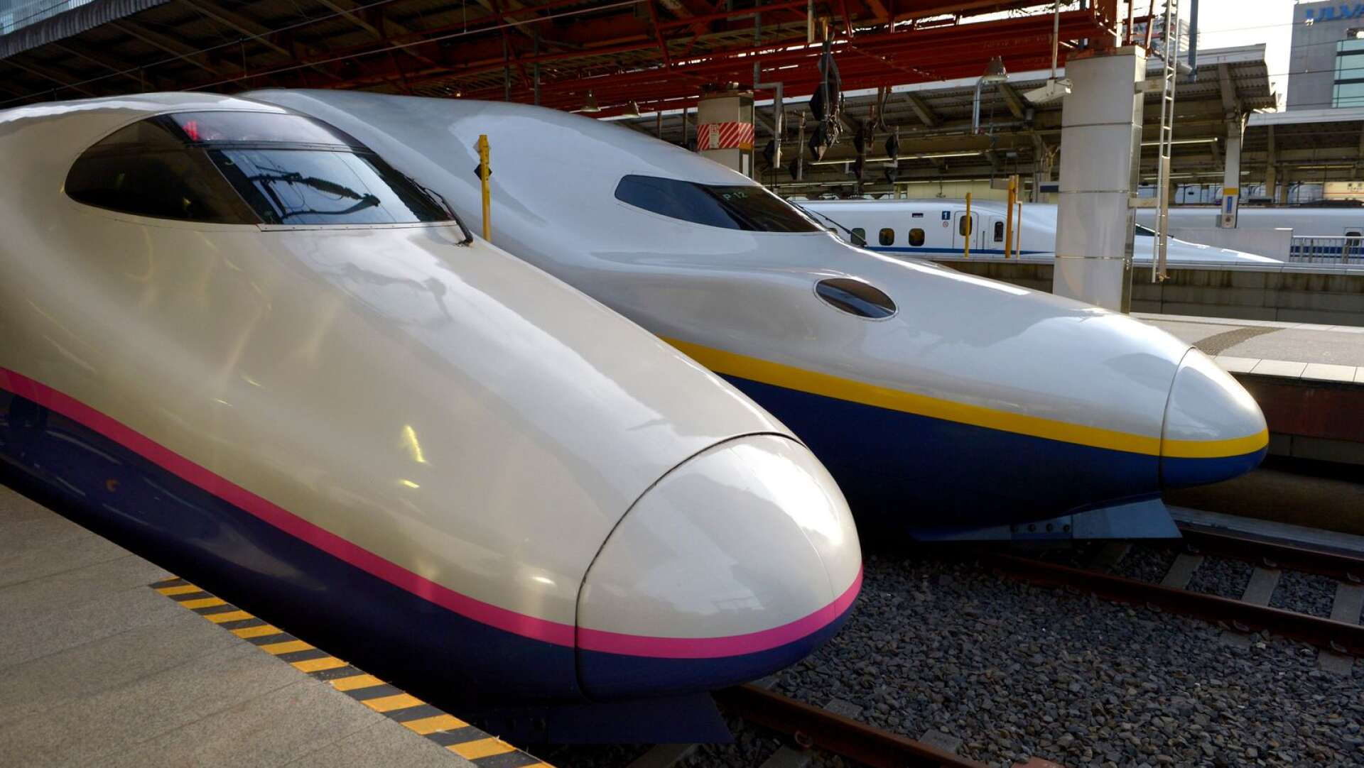 Höghastighetståget Shinkansen rullar i Japan, men det är lika bra att skrota planerna på höghastighetståg i Sverige.