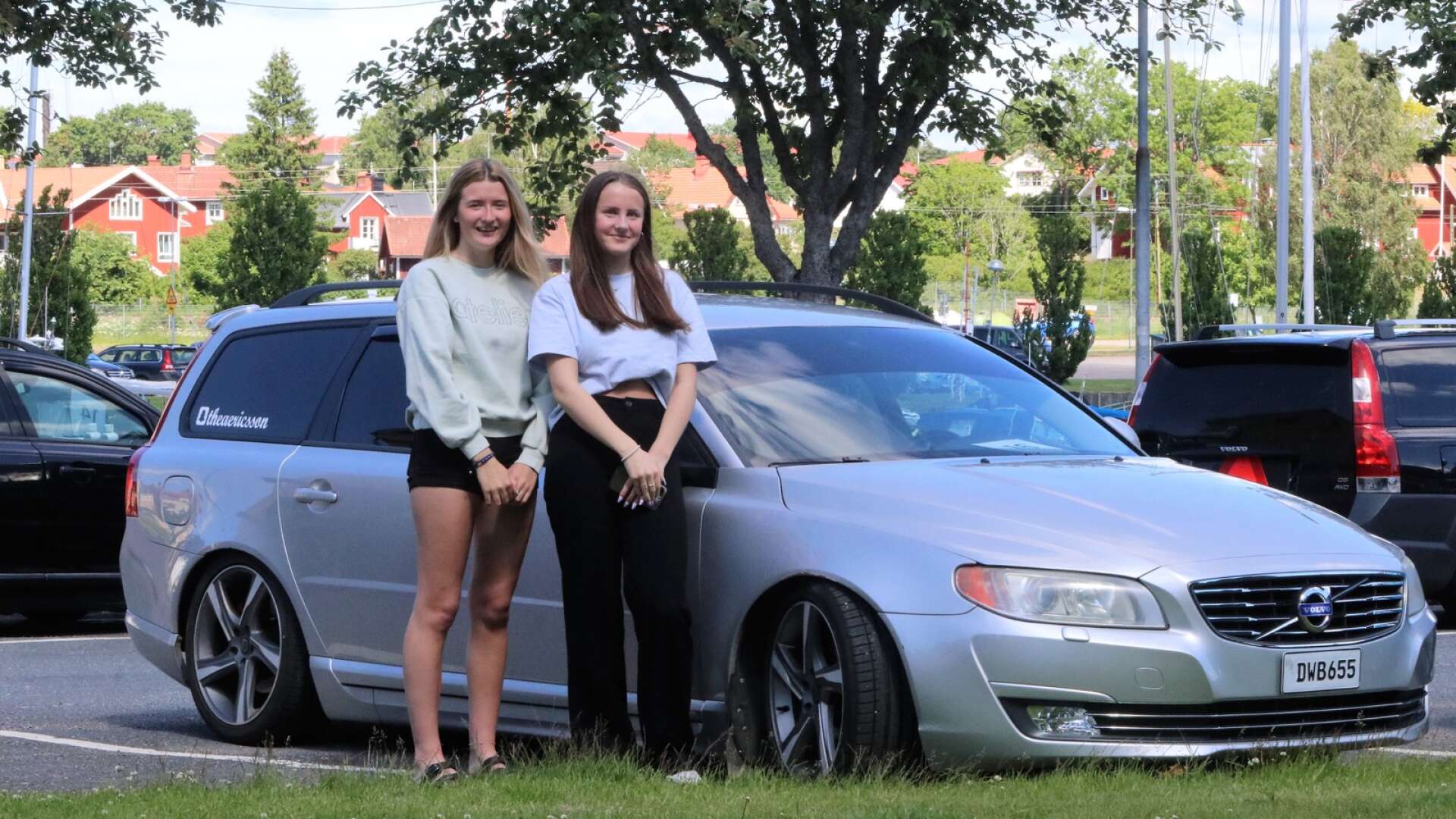 Ellinor Zackariasson och Thea Ericsson vid Theas välvårdade Volvo.