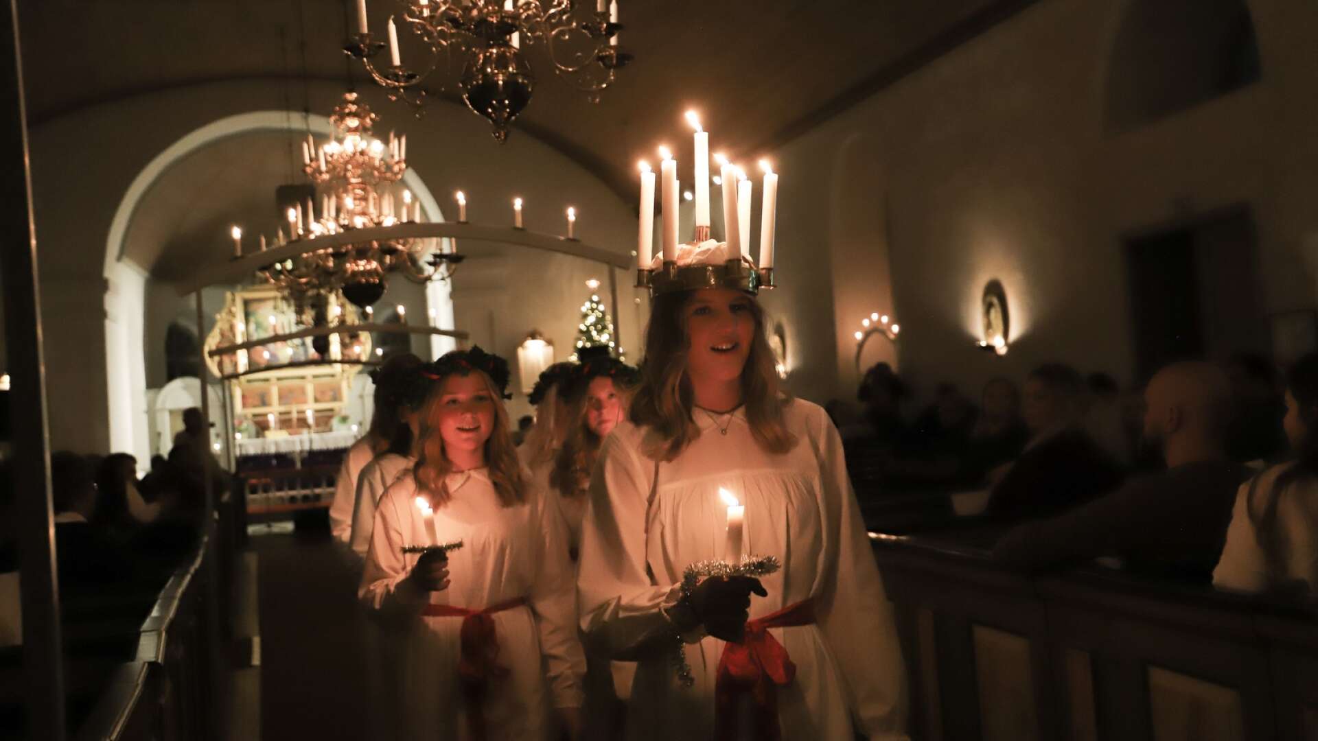 Amanda Eriksson, Dals-Eds lucia 2021, med sina tärnor gjorde ett fint sångprogram innan de tågade ut ur kyrkan vid måndagens julkonsert.