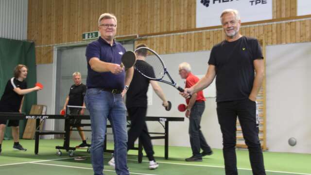 Billeruds Tennisklubb tar över vilande Säffle Bordtennisklubb och därmed avvecklas Bordtennisklubben. Mats Franzén, kassör i bordtennisklubben (till vänster) och Per-Åke Grunnan, klubbchef i tennisklubben ser mycket positivt på ägarbytet. 