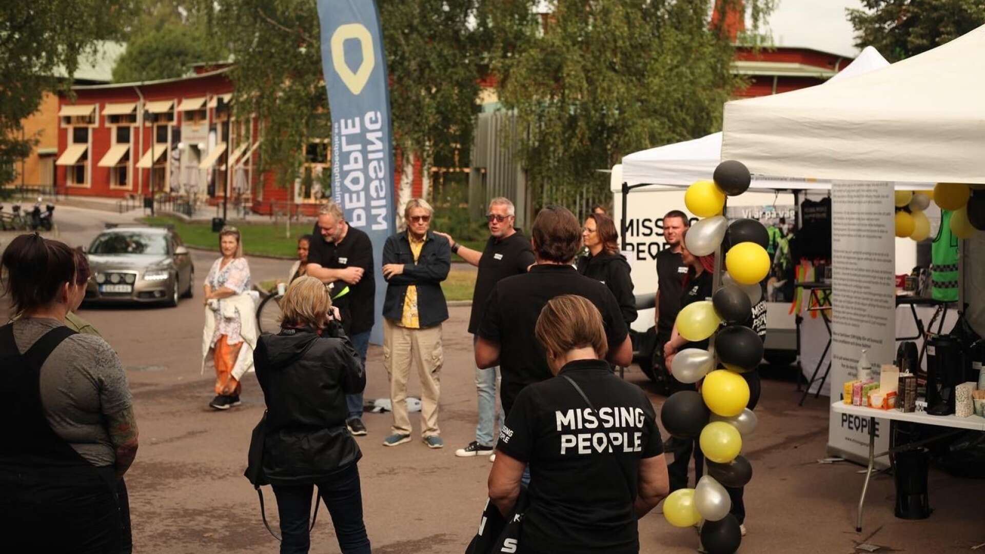 Missing people Värmland firar 10 år utanför Lars Lerins Sandgrund. 