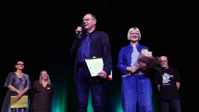 Teaterchef Leif Stinnerbom med teaterkostymör Inger Stinnerbom var stolta över att få utmärkelsen.