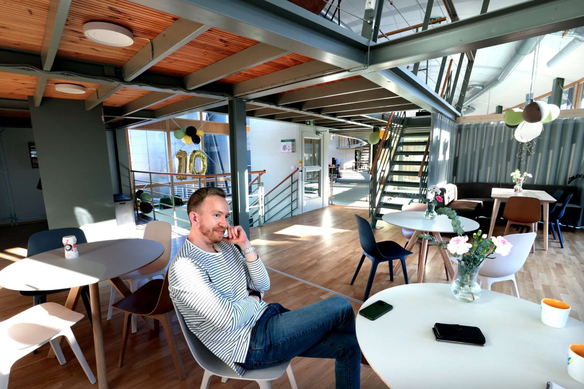 Vd:n Jakob Twedmark är nöjd med designen av det nya kontoret. ”Det blev bättre än jag trodde” säger han.
