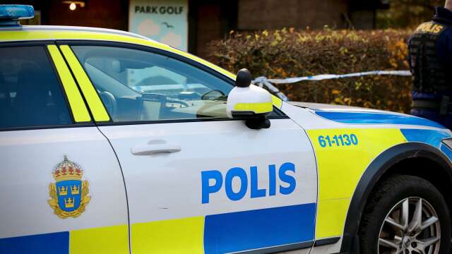 Polisen grep en man i 40-årsåldern i Skoghall, som misstänks ha kört in en grävmaskin i en busskur.