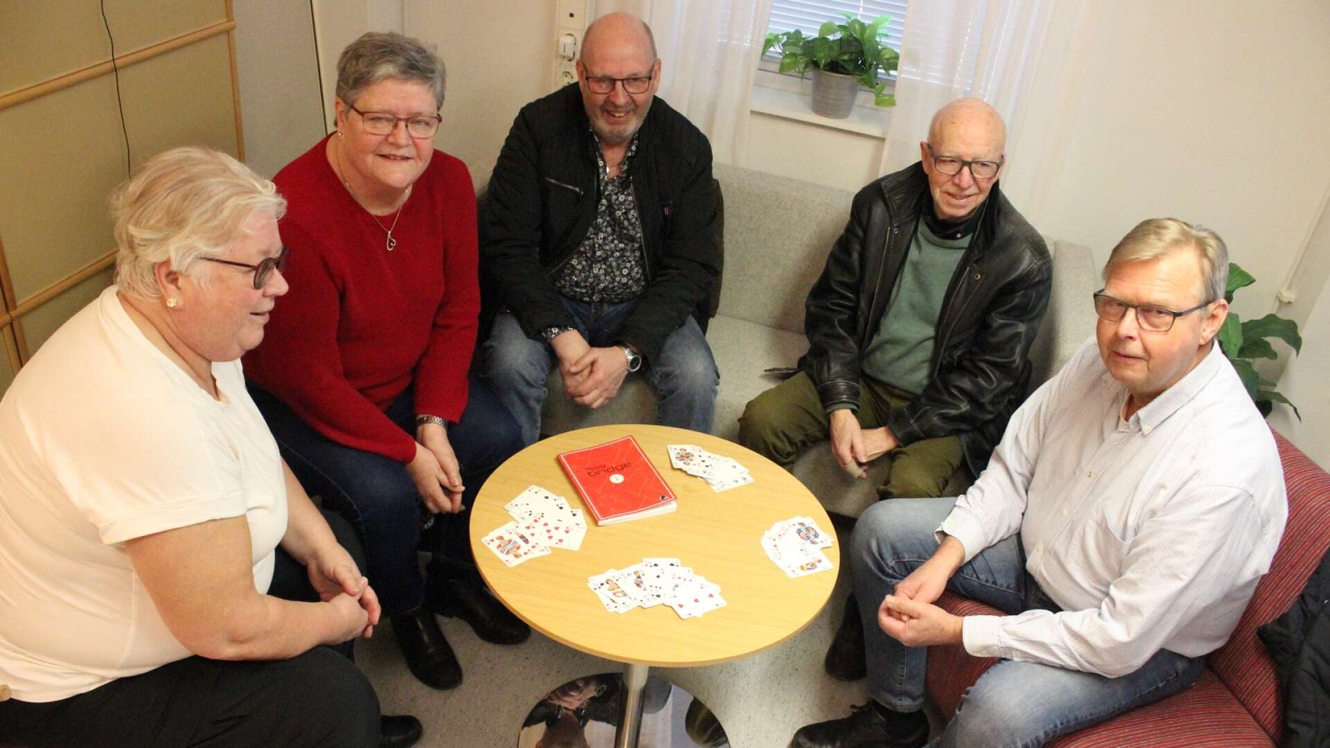 Lisbeth Hedergård, Mona-Lisa Mattsson, Lars Persson, Roland Green och Hans Harvigsson menar att bridge är ett socialt och trivsamt sätt att hålla hjärnan igång.