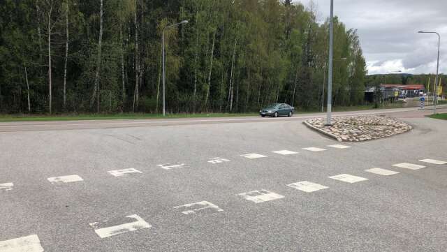 Inom detta skogsområde i Myråsen i Arvika längs Fallängsvägen är lågpriskedjan Willys intresserade av att etablera sig. Till höger ”neråt” i bild ses Mekonomen och OKQ8. Bilden är tagen på gamla Mejeriområdet där bland annat Beijer finns.
