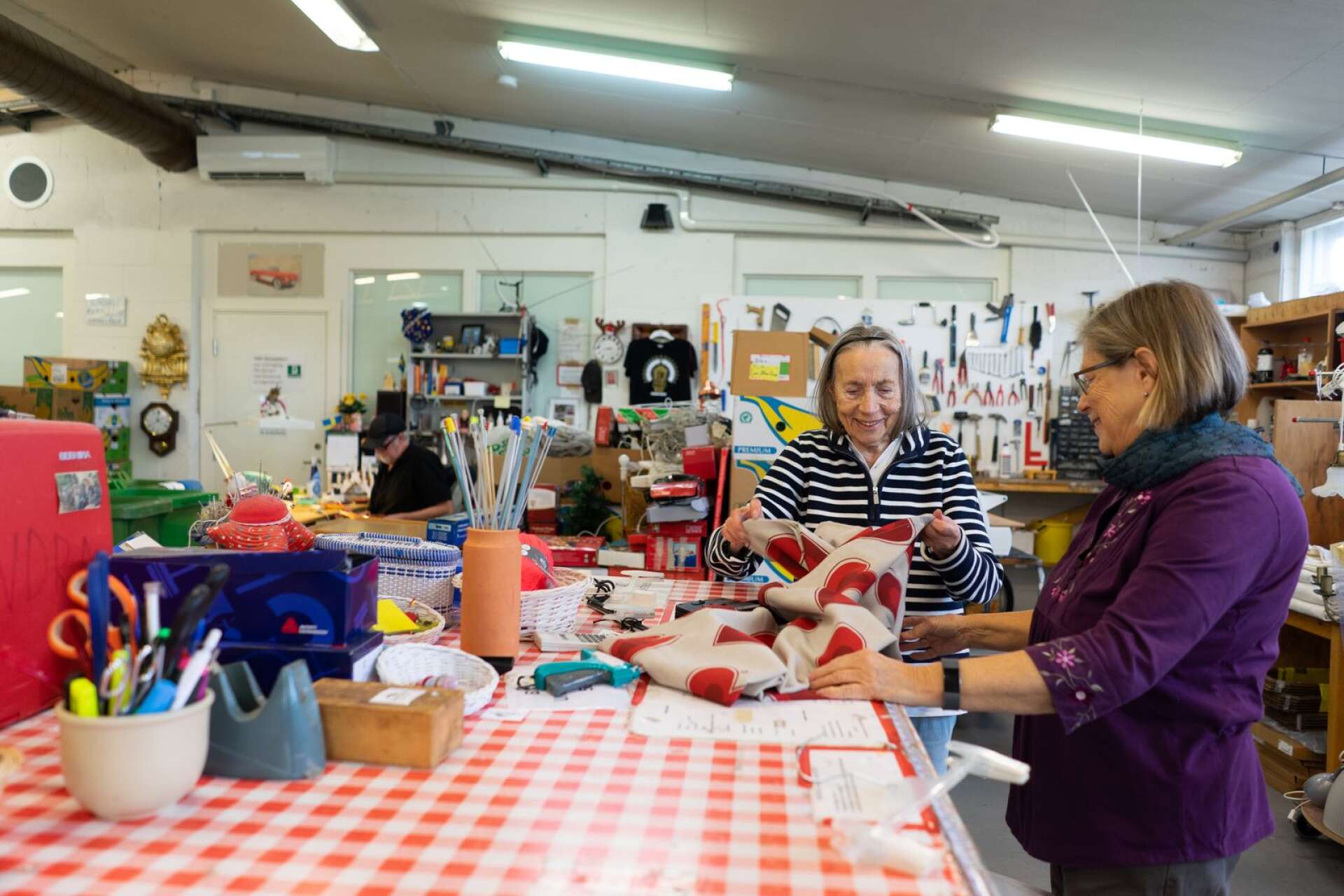 Volontärerna Sonia Karlsson och Helena Karlsson tar hand om textilier på Lindra.