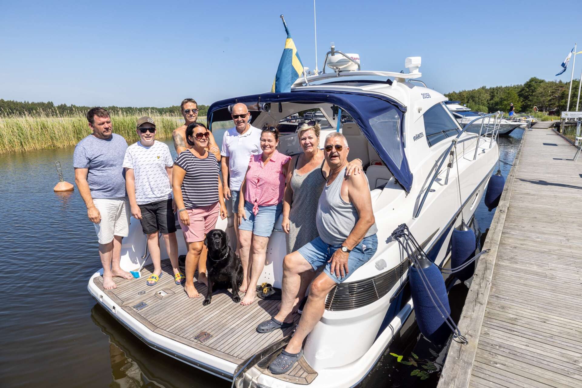 En tur på Vänern i Mattias Thörners båt. Från vänster: Fredrik, Oscar, Linda, Mattias, Tommt, Gunnel, Agneta och Staffan. Hunden Boss var också med på båten. 