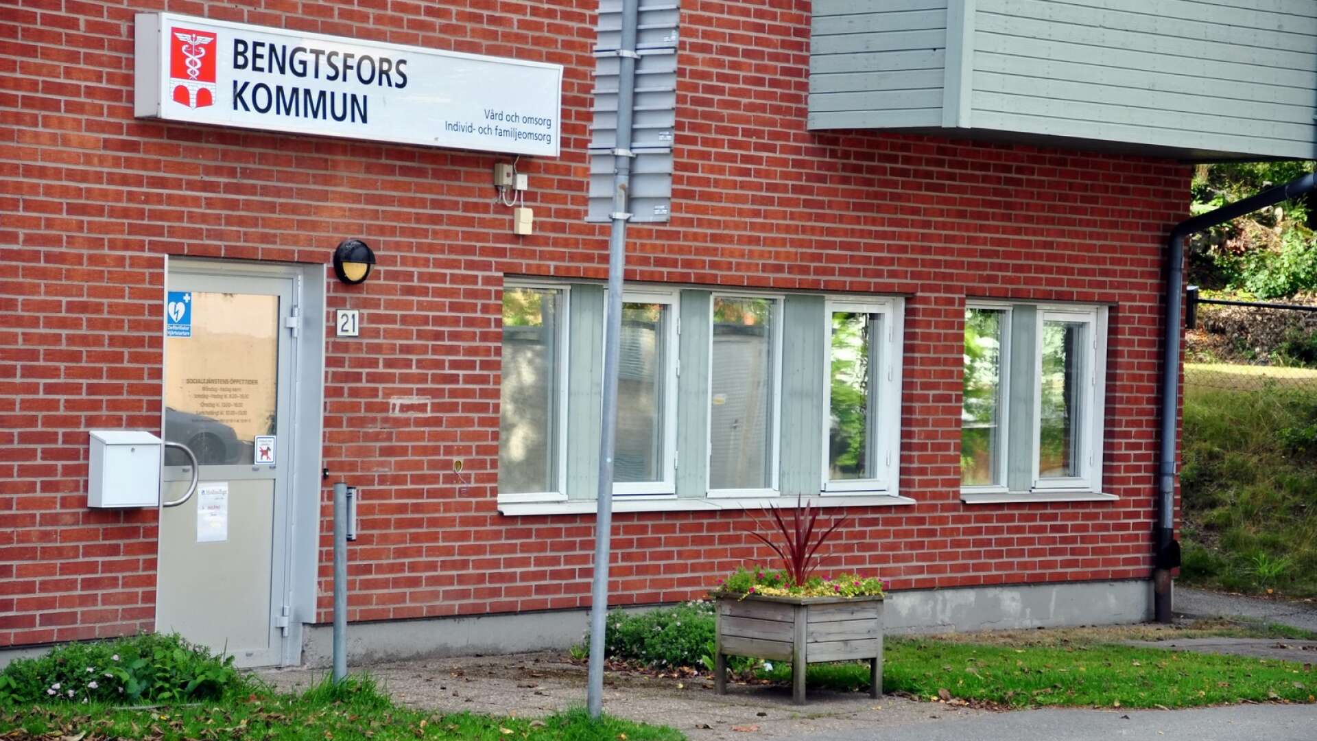 En man åtalas misstänkt bland annat för hot mot en tjänsteman på socialkontoret i Bengtsfors kommun.