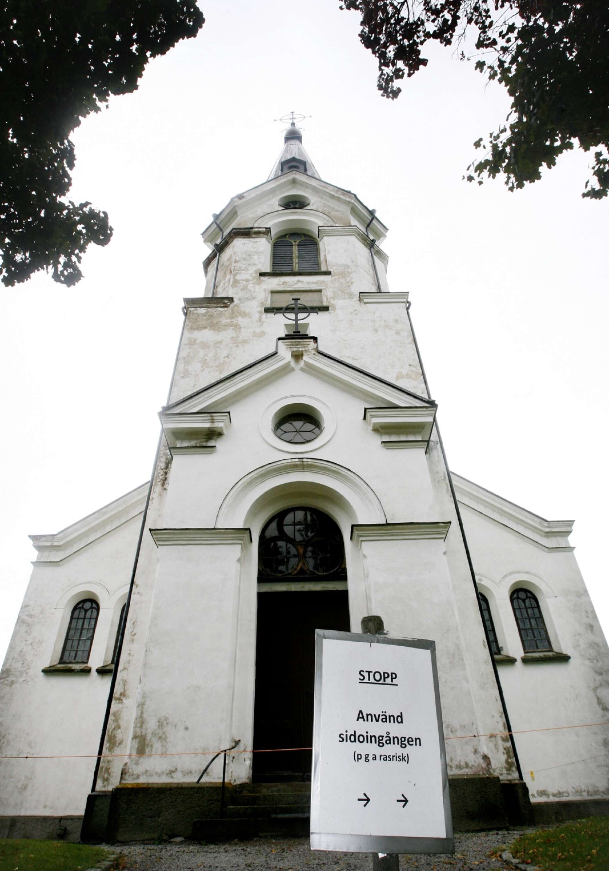 Hassle kyrka fick tornet omputsat med bidrag från stat och stift. Nu har Amnehärads-Lyrestads pastorat beviljats pengar för att lägga om skiffertaket 2023.