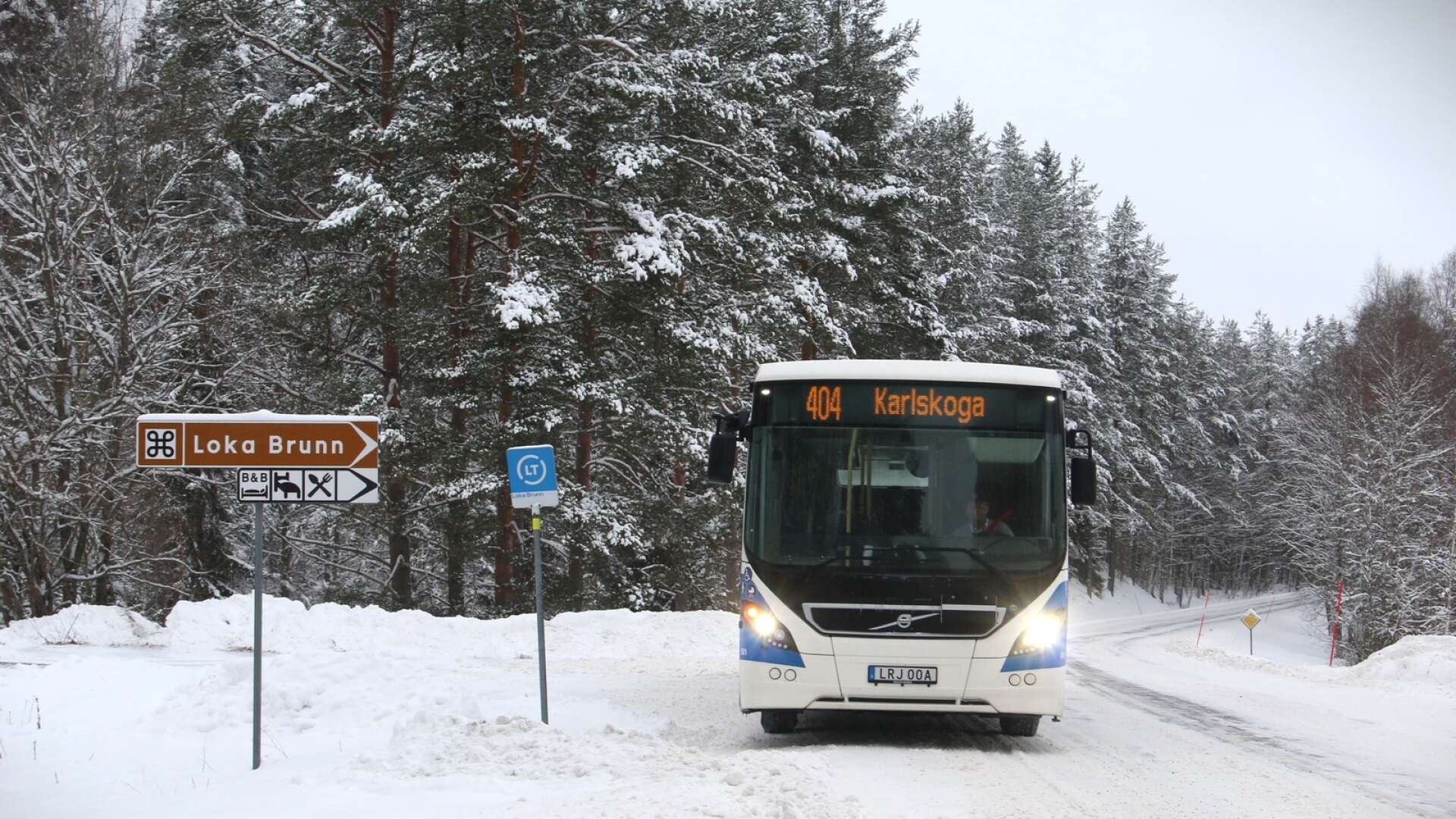 Region Örebro läns beslut att ta bort busslinje 404 mellan Hällefors och Karlskoga påverkar såväl ungdomar på orterna som medarbetare och gäster på Loka Brunn.