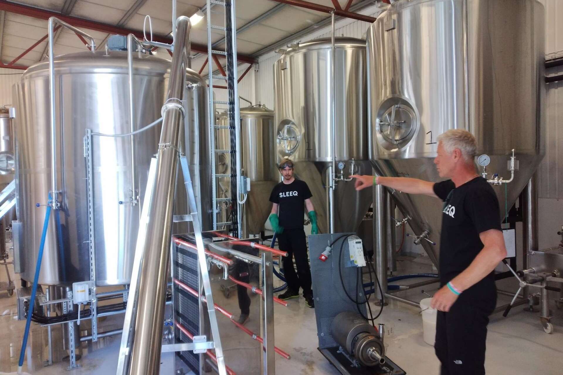 David Ljunggren (till vänster) är företagets bryggare. Processen att filtrera drycken om och om igen är komplicerad, vilket får Johan att kalla det för en konst.