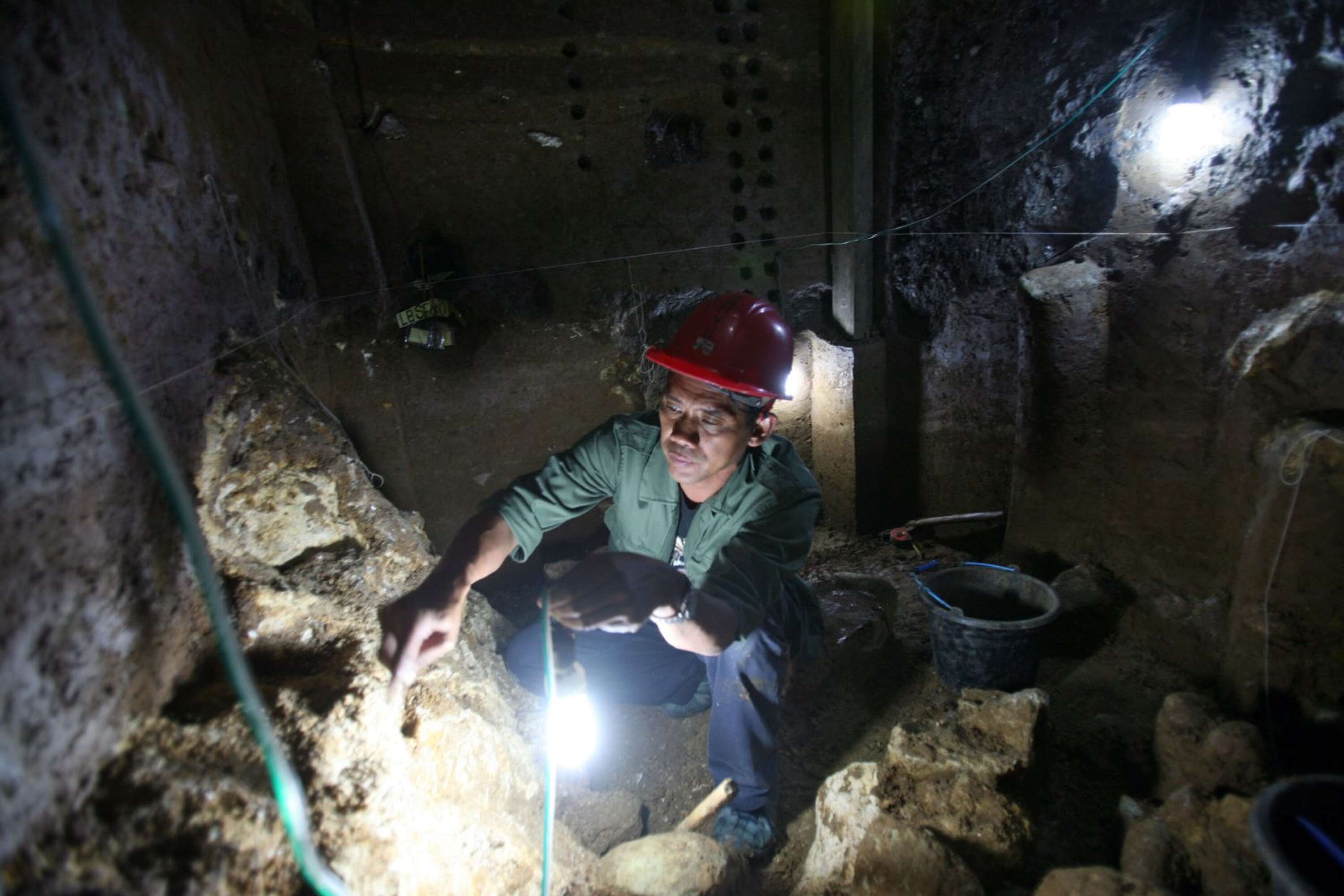 En arkeolog utforskar grottan där det sensationella fyndet gjordes. I Linnea af Kleens bok görs minst lika sensationella upptäckter i den svenska vildmarken.
