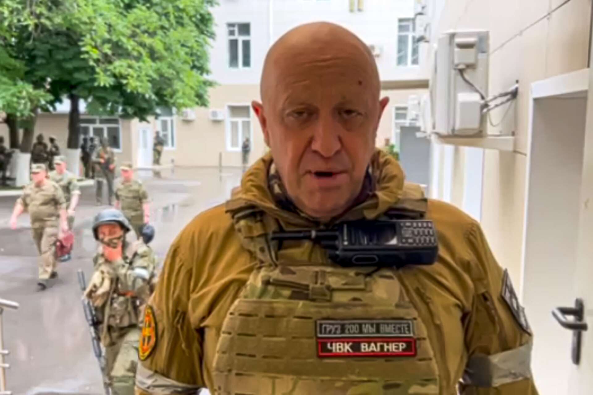 Wagnerstyrkor har intagit det militära högkvarteret i den ryska staden Rostov-vid-Don, enligt den paramilitära gruppens ledare Jevgenij Prigozjin.