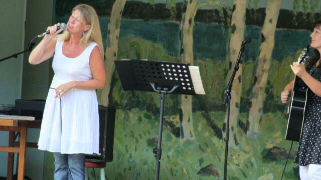 Ulla Olsson tillsammans med Mikael Jonsson bjuder in till allsång i Svanskogs församlingshem på söndag. 