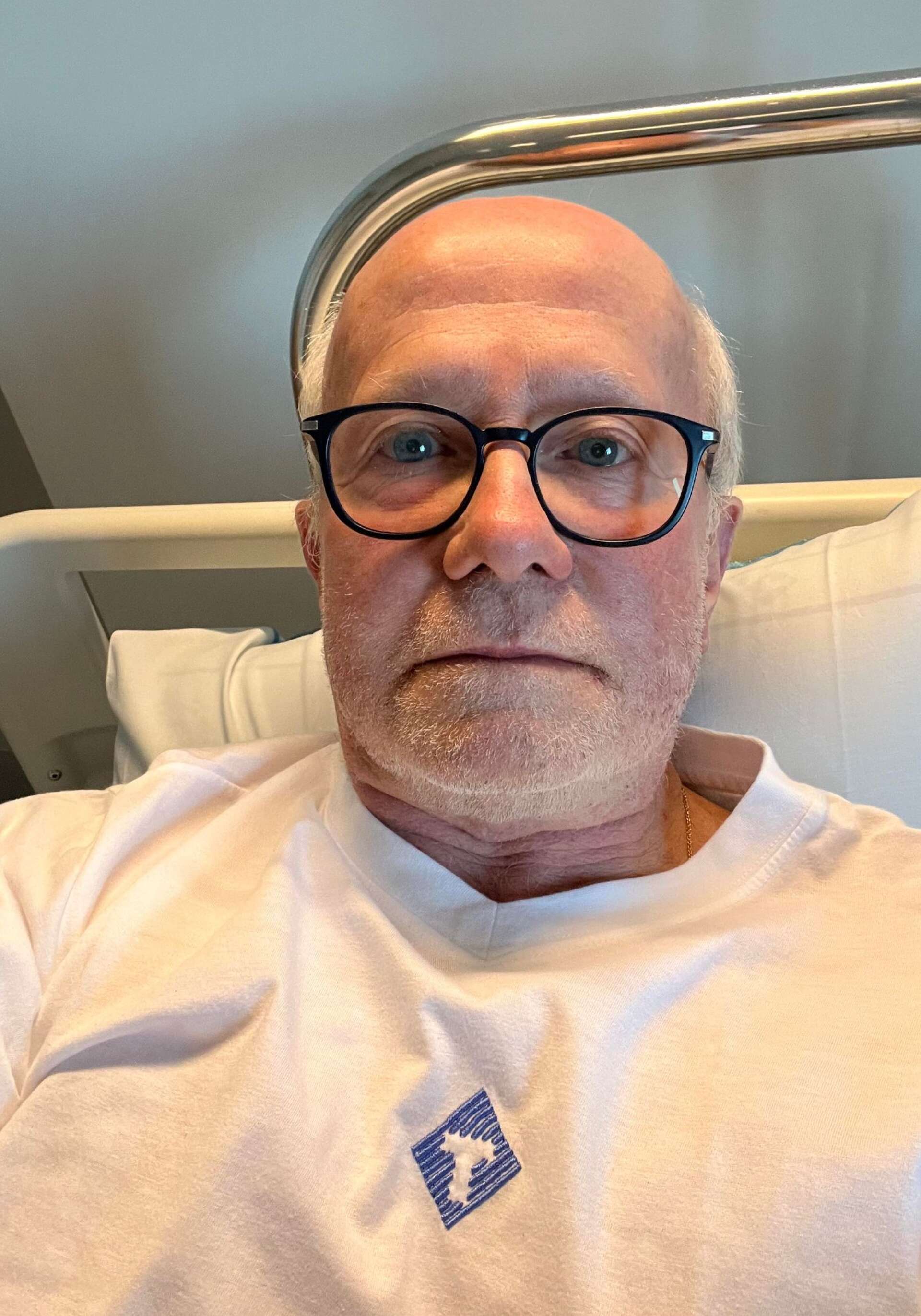Öivind Åsberg la ut en selfie från sjukhuset och bad om ursäkt för att han missade att hålla talet till våren.