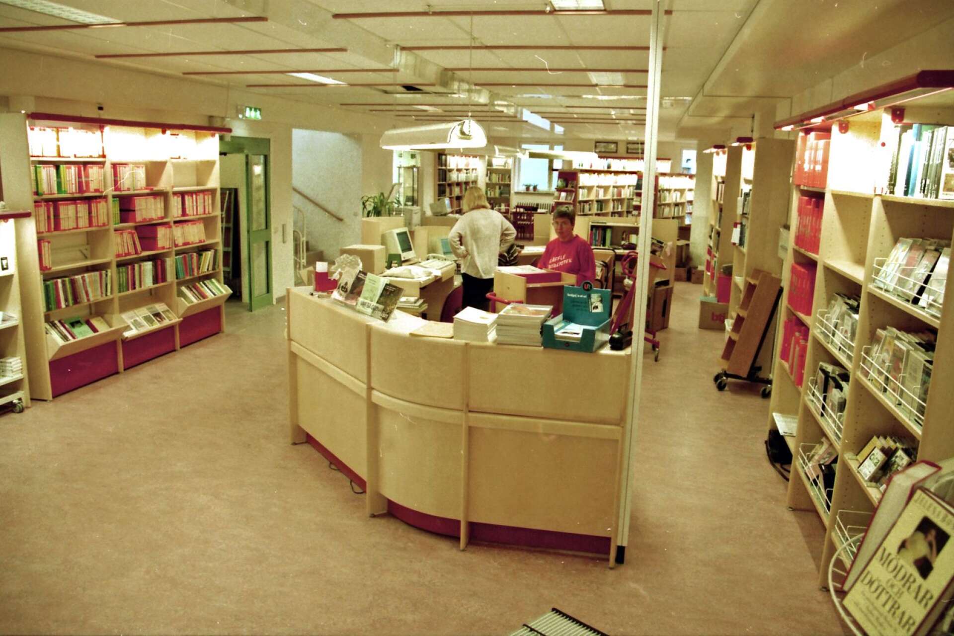 Så här såg det ut i biblioteket i februari 1997, bara några dagar innan det var dags för högtidlig återinvigning. 