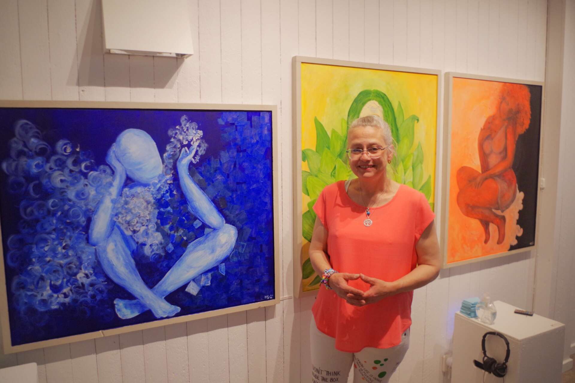 Mia Sandin vid tre av sina större verk i utställningen på Värmlands Vikingacenter.