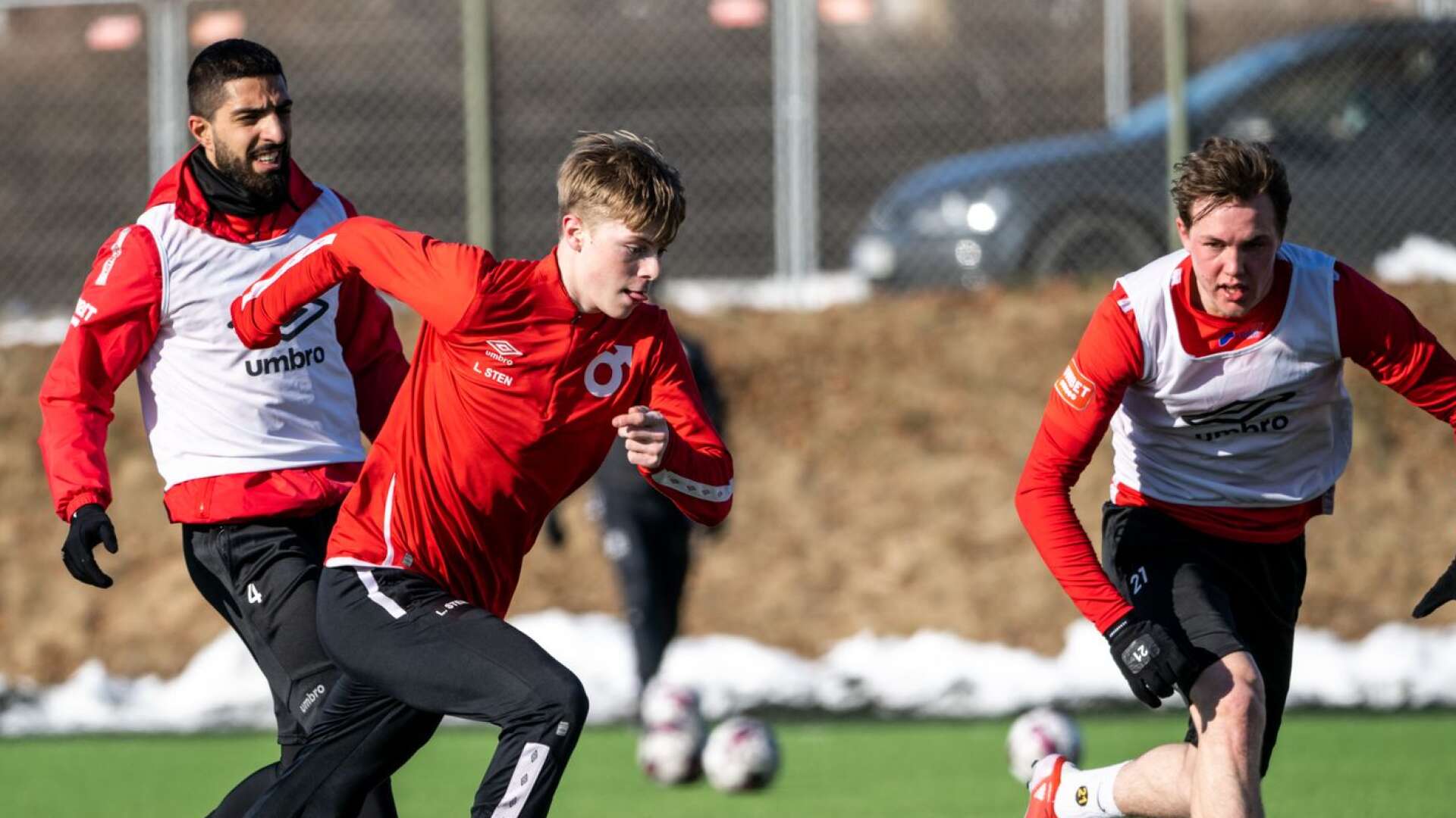 Ludvig Steen under en Degerforsträning våren 2022 med Sean Sabetkar och Adam Carlén. Nu lirar det 19-åriga anfallslöftet med division 1-laget Karlstad Fotboll.