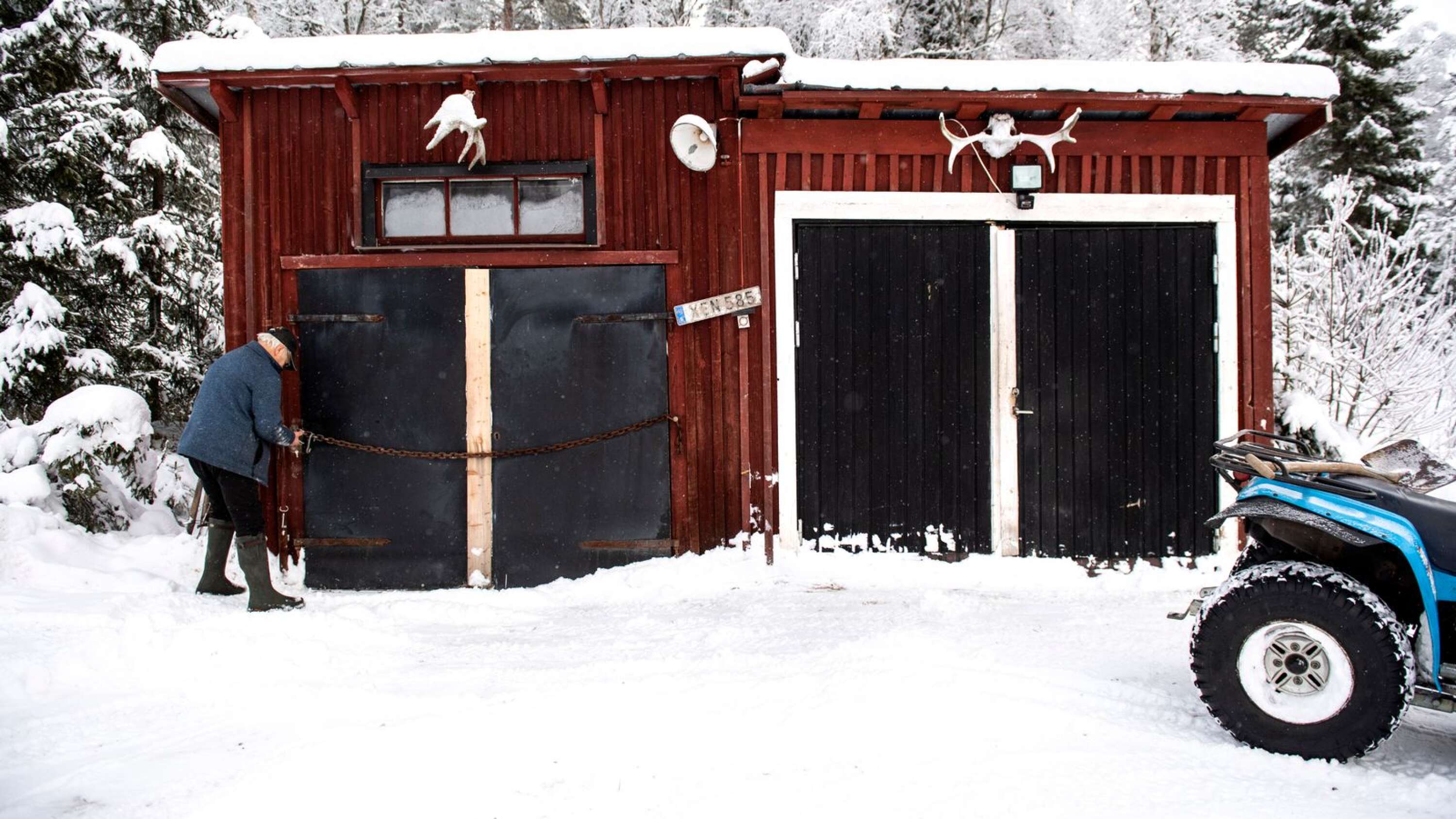 Om inte Göran Östby plogar vägen så fort snön lägger sig kommer de inte ut från gården. Med plogarblad på fyrhjulingen kör han undan snön. Vantarna de lämnar han i huset. 