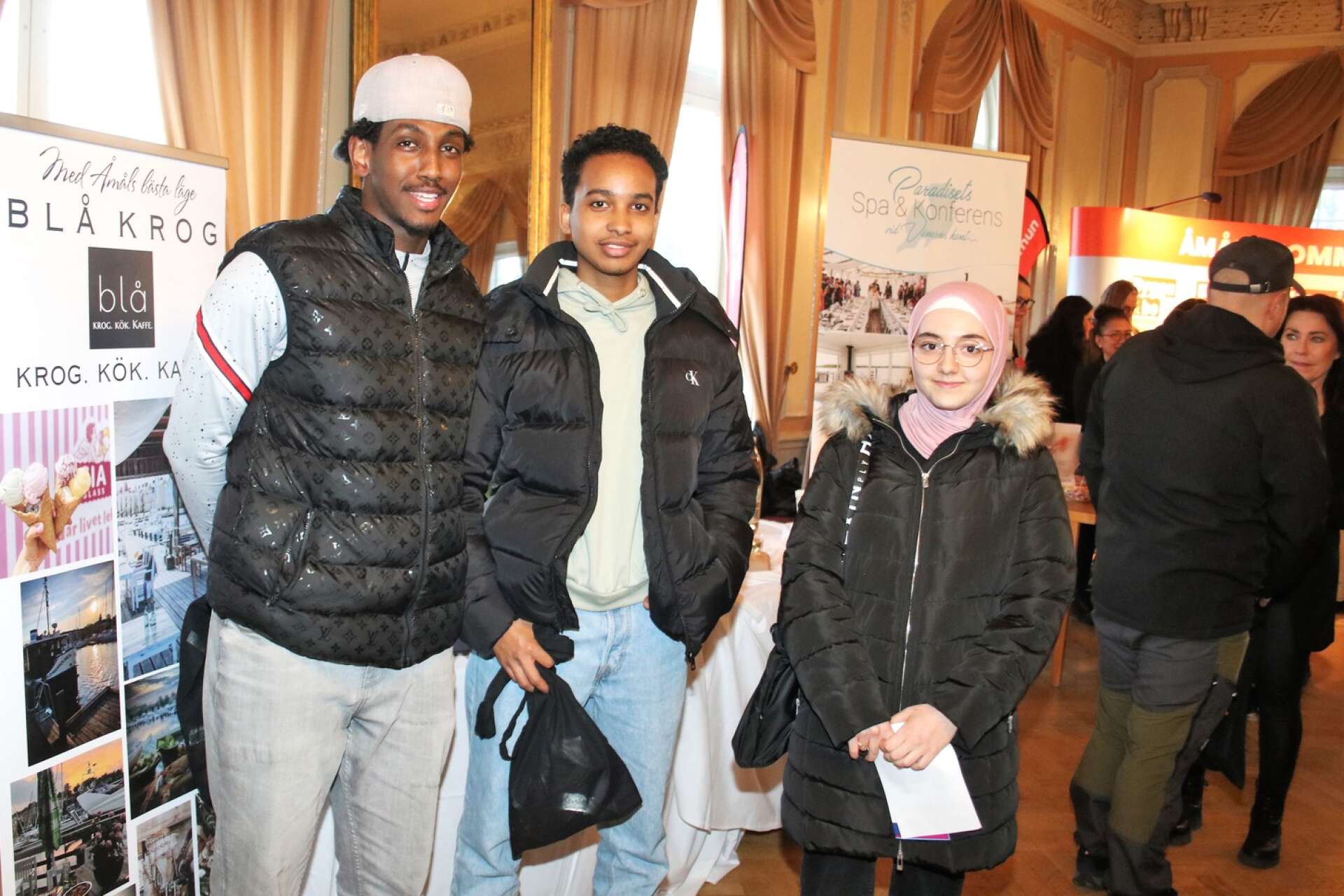 Karlbergseleverna Musab Mowlid Hussien, Yasir Ahmed och Najwa Nana samlade information och fick tips i jobbsökandet.