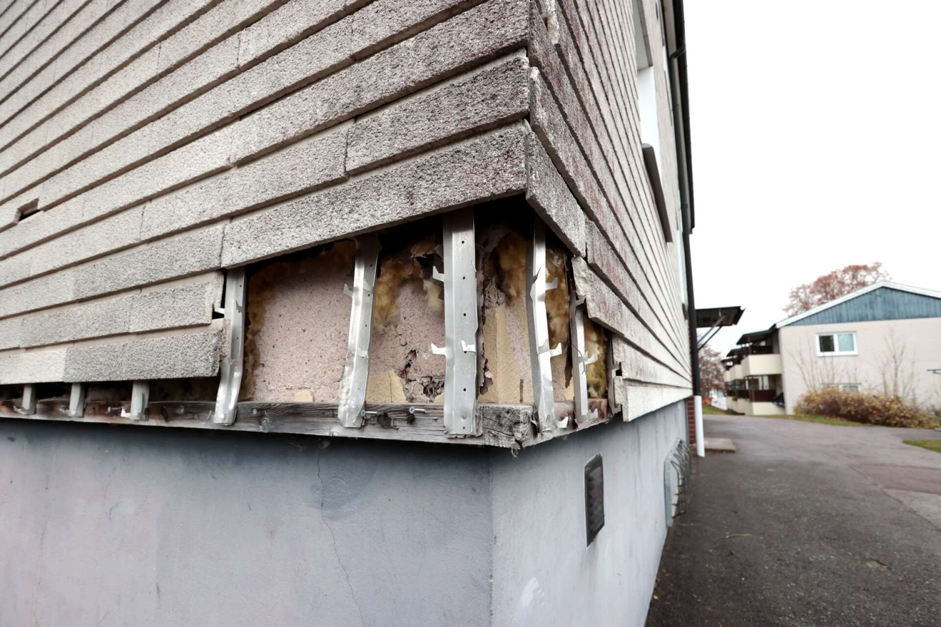 Flera av husen i området tillhörande Hem i Kristinehamn har skador och hål i husfasaden. 